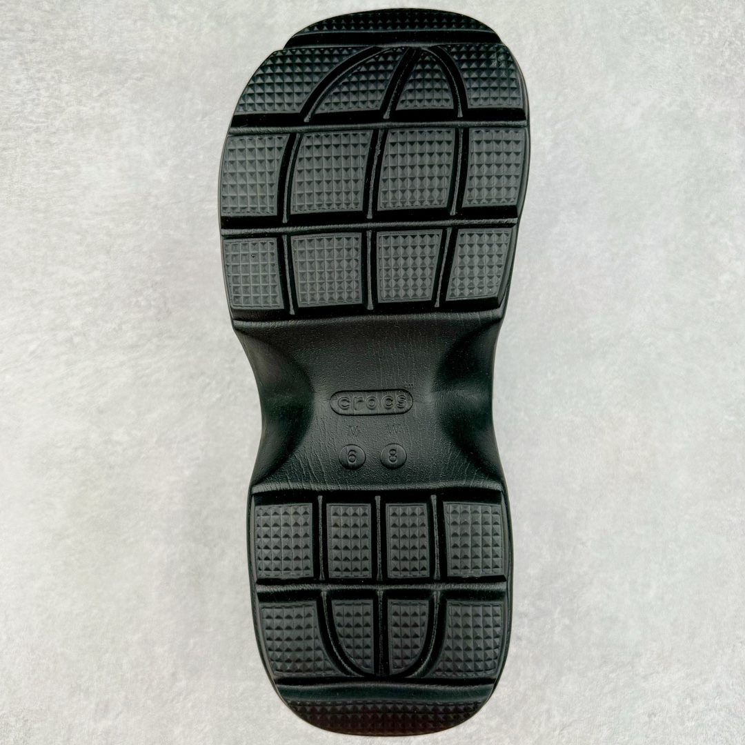 图片[9]-＃DG莞产 Crocs Stomp 卡骆驰保暖雪屋蓬蓬暖靴雪地靴凉鞋 超强LiteRide科技缓震鞋垫加持 官方2023最新款 透明防水袋包装 注意配件需单独购买 超轻Croslite专利材料打造 鞋面更加耐用易清洗 该鞋款轻盈舒适 2002年 经典克骆格诞生 秉承外形简单 穿着舒适的初衷 不断为消费者带来舒适的穿着体验 穿出“趣”味 鞋面洞洞可搭彰显个性的智必星 一鞋两穿 可调节式后跟带增添鞋身的稳固性能 放前面变成愜意舒适的凉拖 放后面行走跑跳更加稳妥 Croslite ™材料 封闭式细胞树脂 能够在体温作用下自动变形以适应脚部形状 涉水性优秀的同时易于清洁 抓地力强 不易打滑 Crocs的核心理念：轻便 灵活 全方位的舒适感 同步官方尺码：M4（36-37） M5（37-38）M6（38-39）M7（39-40）M8（41-42）M9（42-43）M10（43-44）M11（45-46）-选品中心