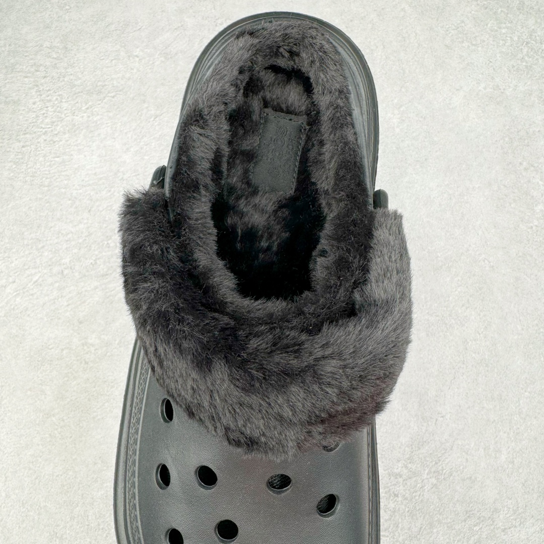 图片[5]-＃DG莞产 Crocs Stomp 卡骆驰保暖雪屋蓬蓬暖靴雪地靴凉鞋 超强LiteRide科技缓震鞋垫加持 官方2023最新款 透明防水袋包装 注意配件需单独购买 超轻Croslite专利材料打造 鞋面更加耐用易清洗 该鞋款轻盈舒适 2002年 经典克骆格诞生 秉承外形简单 穿着舒适的初衷 不断为消费者带来舒适的穿着体验 穿出“趣”味 鞋面洞洞可搭彰显个性的智必星 一鞋两穿 可调节式后跟带增添鞋身的稳固性能 放前面变成愜意舒适的凉拖 放后面行走跑跳更加稳妥 Croslite ™材料 封闭式细胞树脂 能够在体温作用下自动变形以适应脚部形状 涉水性优秀的同时易于清洁 抓地力强 不易打滑 Crocs的核心理念：轻便 灵活 全方位的舒适感 同步官方尺码：M4（36-37） M5（37-38）M6（38-39）M7（39-40）M8（41-42）M9（42-43）M10（43-44）M11（45-46）-选品中心