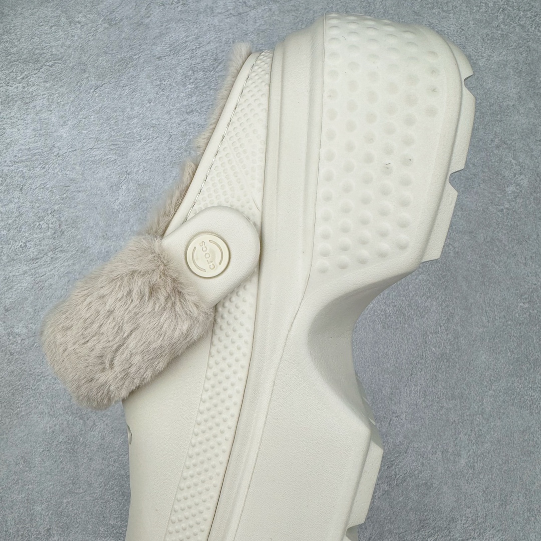 图片[7]-＃DG莞产 Crocs Stomp 卡骆驰保暖雪屋蓬蓬暖靴雪地靴凉鞋 超强LiteRide科技缓震鞋垫加持 官方2023最新款 透明防水袋包装 注意配件需单独购买 超轻Croslite专利材料打造 鞋面更加耐用易清洗 该鞋款轻盈舒适 2002年 经典克骆格诞生 秉承外形简单 穿着舒适的初衷 不断为消费者带来舒适的穿着体验 穿出“趣”味 鞋面洞洞可搭彰显个性的智必星 一鞋两穿 可调节式后跟带增添鞋身的稳固性能 放前面变成愜意舒适的凉拖 放后面行走跑跳更加稳妥 Croslite ™材料 封闭式细胞树脂 能够在体温作用下自动变形以适应脚部形状 涉水性优秀的同时易于清洁 抓地力强 不易打滑 Crocs的核心理念：轻便 灵活 全方位的舒适感 同步官方尺码：M4（36-37） M5（37-38）M6（38-39）M7（39-40）M8（41-42）M9（42-43）M10（43-44）M11（45-46）-选品中心