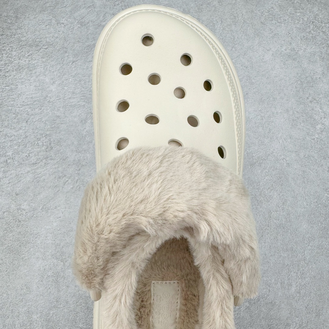 图片[4]-＃DG莞产 Crocs Stomp 卡骆驰保暖雪屋蓬蓬暖靴雪地靴凉鞋 超强LiteRide科技缓震鞋垫加持 官方2023最新款 透明防水袋包装 注意配件需单独购买 超轻Croslite专利材料打造 鞋面更加耐用易清洗 该鞋款轻盈舒适 2002年 经典克骆格诞生 秉承外形简单 穿着舒适的初衷 不断为消费者带来舒适的穿着体验 穿出“趣”味 鞋面洞洞可搭彰显个性的智必星 一鞋两穿 可调节式后跟带增添鞋身的稳固性能 放前面变成愜意舒适的凉拖 放后面行走跑跳更加稳妥 Croslite ™材料 封闭式细胞树脂 能够在体温作用下自动变形以适应脚部形状 涉水性优秀的同时易于清洁 抓地力强 不易打滑 Crocs的核心理念：轻便 灵活 全方位的舒适感 同步官方尺码：M4（36-37） M5（37-38）M6（38-39）M7（39-40）M8（41-42）M9（42-43）M10（43-44）M11（45-46）-选品中心