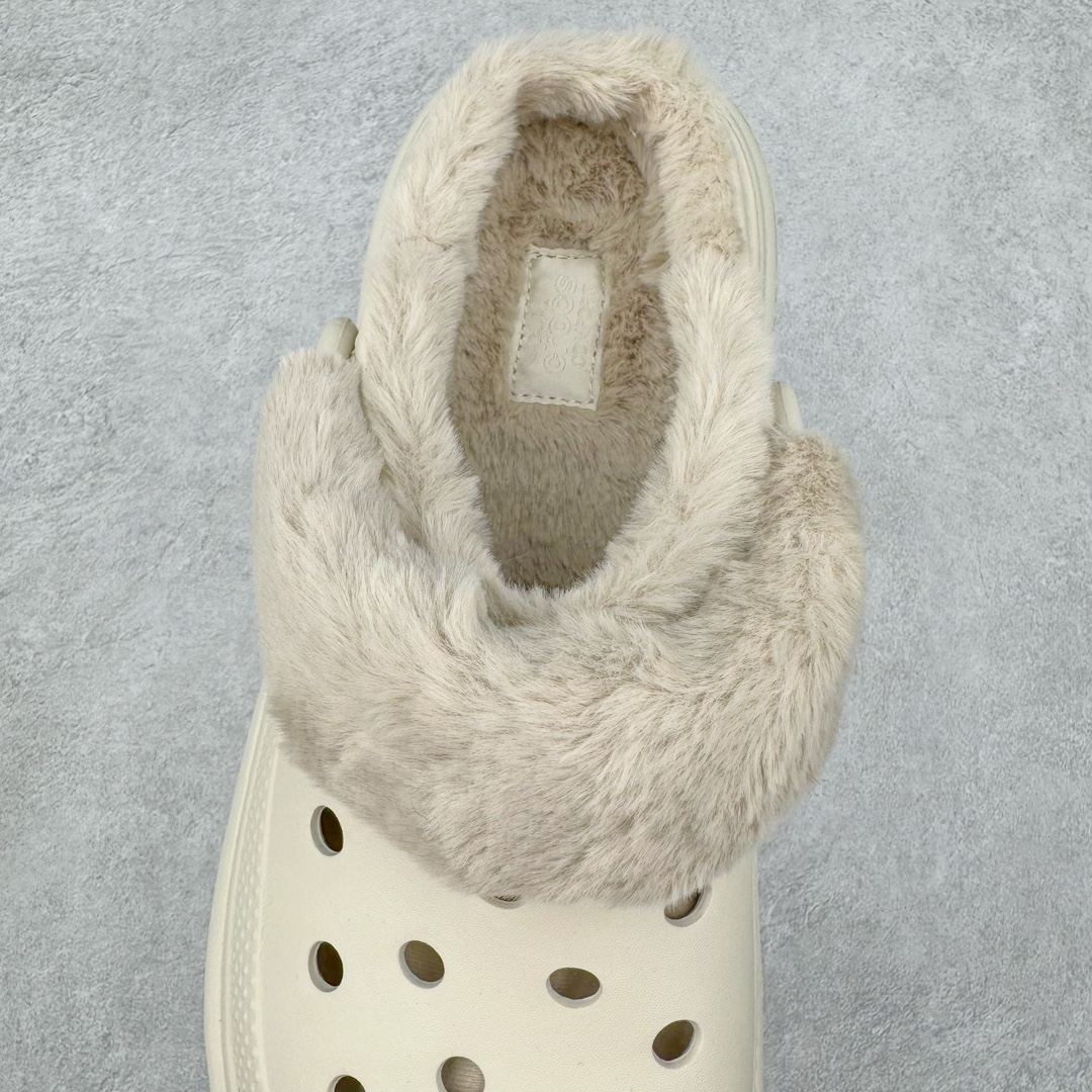 图片[5]-＃DG莞产 Crocs Stomp 卡骆驰保暖雪屋蓬蓬暖靴雪地靴凉鞋 超强LiteRide科技缓震鞋垫加持 官方2023最新款 透明防水袋包装 注意配件需单独购买 超轻Croslite专利材料打造 鞋面更加耐用易清洗 该鞋款轻盈舒适 2002年 经典克骆格诞生 秉承外形简单 穿着舒适的初衷 不断为消费者带来舒适的穿着体验 穿出“趣”味 鞋面洞洞可搭彰显个性的智必星 一鞋两穿 可调节式后跟带增添鞋身的稳固性能 放前面变成愜意舒适的凉拖 放后面行走跑跳更加稳妥 Croslite ™材料 封闭式细胞树脂 能够在体温作用下自动变形以适应脚部形状 涉水性优秀的同时易于清洁 抓地力强 不易打滑 Crocs的核心理念：轻便 灵活 全方位的舒适感 同步官方尺码：M4（36-37） M5（37-38）M6（38-39）M7（39-40）M8（41-42）M9（42-43）M10（43-44）M11（45-46）-选品中心