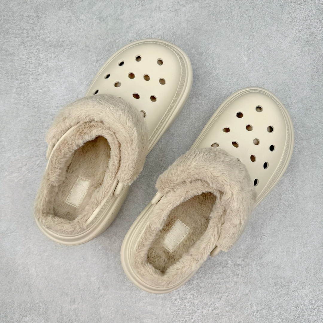 图片[3]-＃DG莞产 Crocs Stomp 卡骆驰保暖雪屋蓬蓬暖靴雪地靴凉鞋 超强LiteRide科技缓震鞋垫加持 官方2023最新款 透明防水袋包装 注意配件需单独购买 超轻Croslite专利材料打造 鞋面更加耐用易清洗 该鞋款轻盈舒适 2002年 经典克骆格诞生 秉承外形简单 穿着舒适的初衷 不断为消费者带来舒适的穿着体验 穿出“趣”味 鞋面洞洞可搭彰显个性的智必星 一鞋两穿 可调节式后跟带增添鞋身的稳固性能 放前面变成愜意舒适的凉拖 放后面行走跑跳更加稳妥 Croslite ™材料 封闭式细胞树脂 能够在体温作用下自动变形以适应脚部形状 涉水性优秀的同时易于清洁 抓地力强 不易打滑 Crocs的核心理念：轻便 灵活 全方位的舒适感 同步官方尺码：M4（36-37） M5（37-38）M6（38-39）M7（39-40）M8（41-42）M9（42-43）M10（43-44）M11（45-46）-选品中心