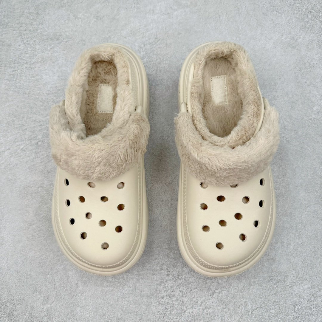 图片[2]-＃DG莞产 Crocs Stomp 卡骆驰保暖雪屋蓬蓬暖靴雪地靴凉鞋 超强LiteRide科技缓震鞋垫加持 官方2023最新款 透明防水袋包装 注意配件需单独购买 超轻Croslite专利材料打造 鞋面更加耐用易清洗 该鞋款轻盈舒适 2002年 经典克骆格诞生 秉承外形简单 穿着舒适的初衷 不断为消费者带来舒适的穿着体验 穿出“趣”味 鞋面洞洞可搭彰显个性的智必星 一鞋两穿 可调节式后跟带增添鞋身的稳固性能 放前面变成愜意舒适的凉拖 放后面行走跑跳更加稳妥 Croslite ™材料 封闭式细胞树脂 能够在体温作用下自动变形以适应脚部形状 涉水性优秀的同时易于清洁 抓地力强 不易打滑 Crocs的核心理念：轻便 灵活 全方位的舒适感 同步官方尺码：M4（36-37） M5（37-38）M6（38-39）M7（39-40）M8（41-42）M9（42-43）M10（43-44）M11（45-46）-选品中心