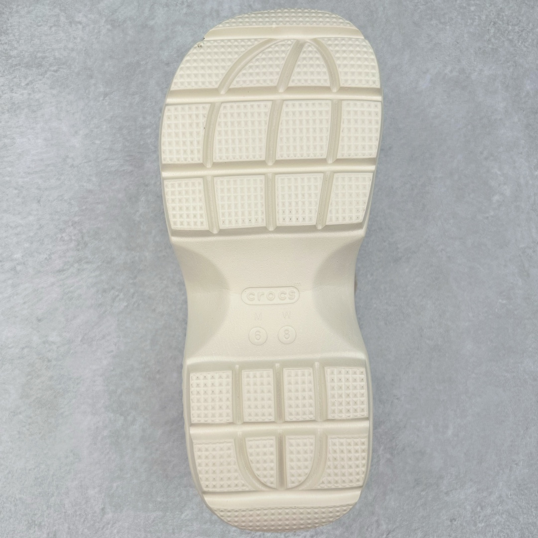 图片[9]-＃DG莞产 Crocs Stomp 卡骆驰保暖雪屋蓬蓬暖靴雪地靴凉鞋 超强LiteRide科技缓震鞋垫加持 官方2023最新款 透明防水袋包装 注意配件需单独购买 超轻Croslite专利材料打造 鞋面更加耐用易清洗 该鞋款轻盈舒适 2002年 经典克骆格诞生 秉承外形简单 穿着舒适的初衷 不断为消费者带来舒适的穿着体验 穿出“趣”味 鞋面洞洞可搭彰显个性的智必星 一鞋两穿 可调节式后跟带增添鞋身的稳固性能 放前面变成愜意舒适的凉拖 放后面行走跑跳更加稳妥 Croslite ™材料 封闭式细胞树脂 能够在体温作用下自动变形以适应脚部形状 涉水性优秀的同时易于清洁 抓地力强 不易打滑 Crocs的核心理念：轻便 灵活 全方位的舒适感 同步官方尺码：M4（36-37） M5（37-38）M6（38-39）M7（39-40）M8（41-42）M9（42-43）M10（43-44）M11（45-46）-选品中心