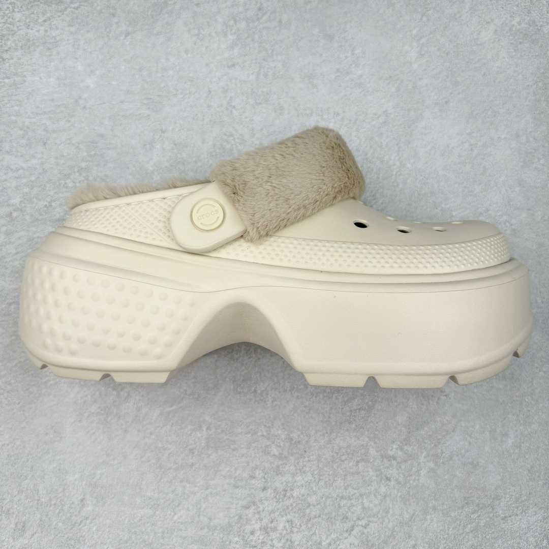 ＃DG莞产 Crocs Stomp 卡骆驰保暖雪屋蓬蓬暖靴雪地靴凉鞋 超强LiteRide科技缓震鞋垫加持 官方2023最新款 透明防水袋包装 注意配件需单独购买 超轻Croslite专利材料打造 鞋面更加耐用易清洗 该鞋款轻盈舒适 2002年 经典克骆格诞生 秉承外形简单 穿着舒适的初衷 不断为消费者带来舒适的穿着体验 穿出“趣”味 鞋面洞洞可搭彰显个性的智必星 一鞋两穿 可调节式后跟带增添鞋身的稳固性能 放前面变成愜意舒适的凉拖 放后面行走跑跳更加稳妥 Croslite ™材料 封闭式细胞树脂 能够在体温作用下自动变形以适应脚部形状 涉水性优秀的同时易于清洁 抓地力强 不易打滑 Crocs的核心理念：轻便 灵活 全方位的舒适感 同步官方尺码：M4（36-37） M5（37-38）M6（38-39）M7（39-40）M8（41-42）M9（42-43）M10（43-44）M11（45-46）-选品中心