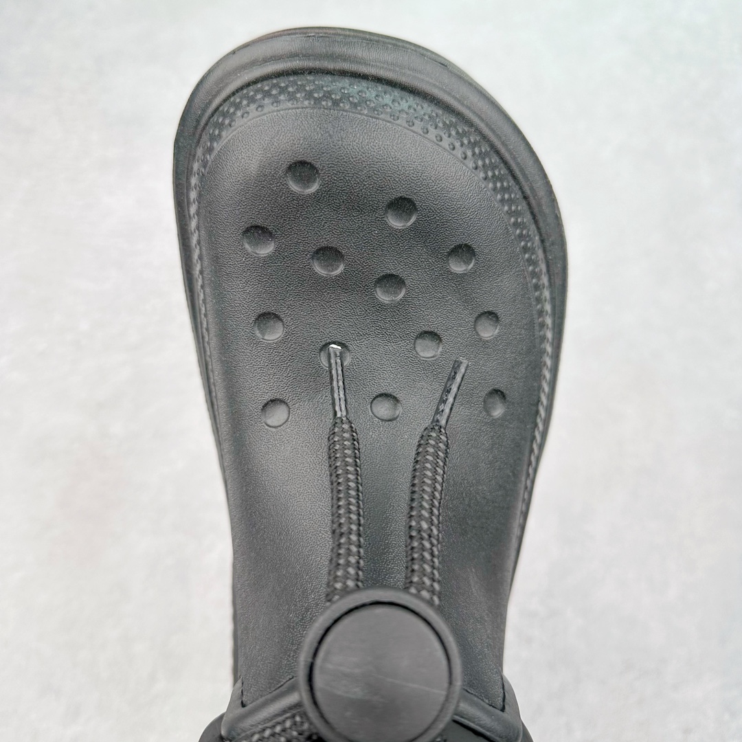 图片[4]-＃DG莞产 Crocs Stomp 卡骆驰保暖雪屋蓬蓬暖靴短筒雪地靴 超强LiteRide科技缓震鞋垫加持 官方2023最新款 透明防水袋包装 注意配件需单独购买 超轻Croslite专利材料打造 鞋面更加耐用易清洗 该鞋款轻盈舒适 2002年 经典克骆格诞生 秉承外形简单 穿着舒适的初衷 不断为消费者带来舒适的穿着体验 穿出“趣”味 鞋面洞洞可搭彰显个性的智必星 一鞋两穿 可调节式后跟带增添鞋身的稳固性能 放前面变成愜意舒适的凉拖 放后面行走跑跳更加稳妥 Croslite ™材料 封闭式细胞树脂 能够在体温作用下自动变形以适应脚部形状 涉水性优秀的同时易于清洁 抓地力强 不易打滑 Crocs的核心理念：轻便 灵活 全方位的舒适感 同步官方尺码：M4（36-37） M5（37-38）M6（38-39）M7（39-40）M8（41-42）M9（42-43）M10（43-44）M11（45-46）-选品中心