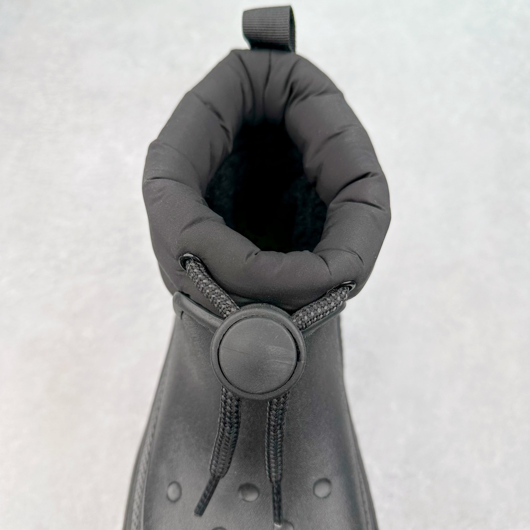 图片[5]-＃DG莞产 Crocs Stomp 卡骆驰保暖雪屋蓬蓬暖靴短筒雪地靴 超强LiteRide科技缓震鞋垫加持 官方2023最新款 透明防水袋包装 注意配件需单独购买 超轻Croslite专利材料打造 鞋面更加耐用易清洗 该鞋款轻盈舒适 2002年 经典克骆格诞生 秉承外形简单 穿着舒适的初衷 不断为消费者带来舒适的穿着体验 穿出“趣”味 鞋面洞洞可搭彰显个性的智必星 一鞋两穿 可调节式后跟带增添鞋身的稳固性能 放前面变成愜意舒适的凉拖 放后面行走跑跳更加稳妥 Croslite ™材料 封闭式细胞树脂 能够在体温作用下自动变形以适应脚部形状 涉水性优秀的同时易于清洁 抓地力强 不易打滑 Crocs的核心理念：轻便 灵活 全方位的舒适感 同步官方尺码：M4（36-37） M5（37-38）M6（38-39）M7（39-40）M8（41-42）M9（42-43）M10（43-44）M11（45-46）-选品中心