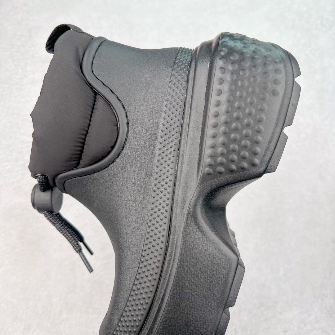 图片[7]-＃DG莞产 Crocs Stomp 卡骆驰保暖雪屋蓬蓬暖靴短筒雪地靴 超强LiteRide科技缓震鞋垫加持 官方2023最新款 透明防水袋包装 注意配件需单独购买 超轻Croslite专利材料打造 鞋面更加耐用易清洗 该鞋款轻盈舒适 2002年 经典克骆格诞生 秉承外形简单 穿着舒适的初衷 不断为消费者带来舒适的穿着体验 穿出“趣”味 鞋面洞洞可搭彰显个性的智必星 一鞋两穿 可调节式后跟带增添鞋身的稳固性能 放前面变成愜意舒适的凉拖 放后面行走跑跳更加稳妥 Croslite ™材料 封闭式细胞树脂 能够在体温作用下自动变形以适应脚部形状 涉水性优秀的同时易于清洁 抓地力强 不易打滑 Crocs的核心理念：轻便 灵活 全方位的舒适感 同步官方尺码：M4（36-37） M5（37-38）M6（38-39）M7（39-40）M8（41-42）M9（42-43）M10（43-44）M11（45-46）-选品中心