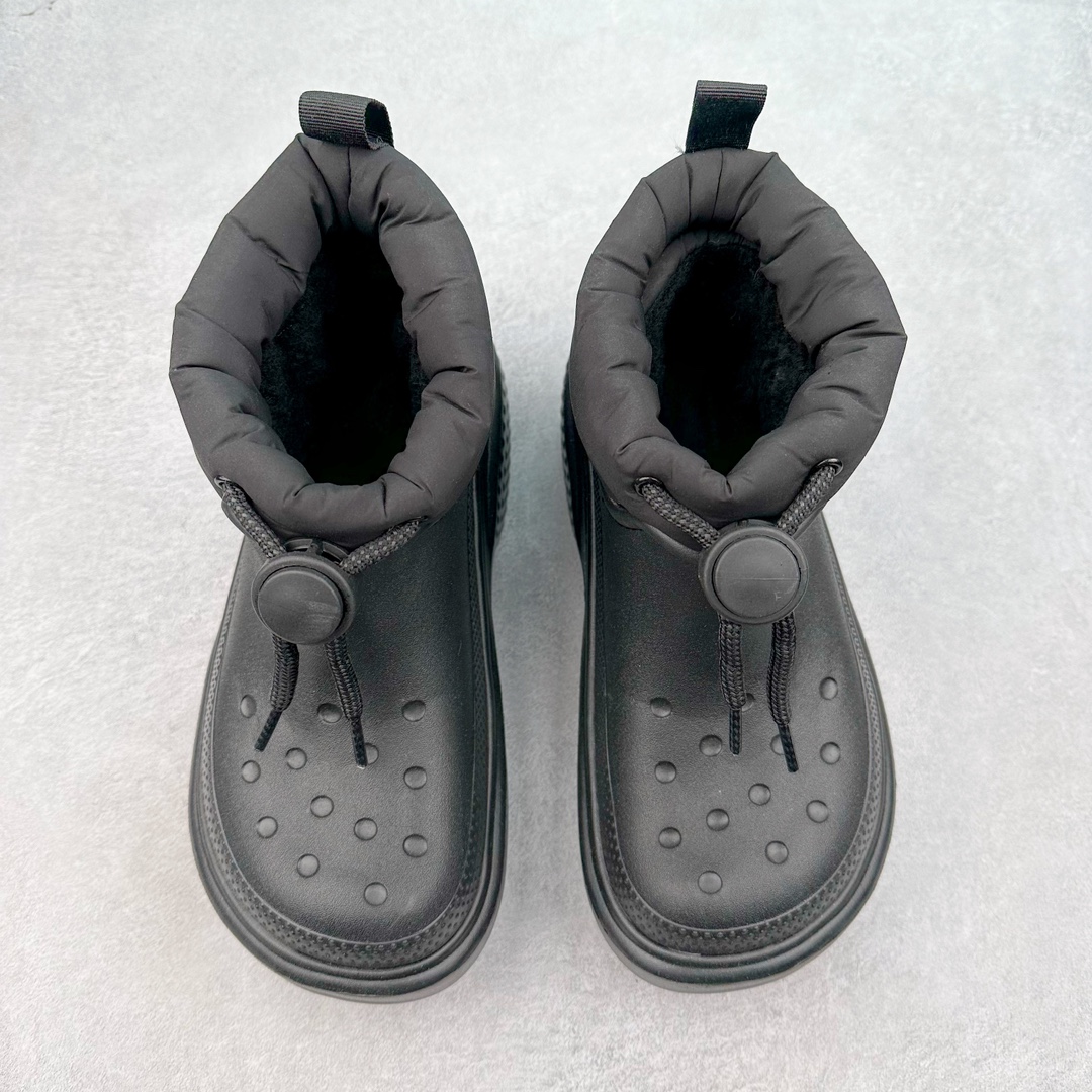 图片[2]-＃DG莞产 Crocs Stomp 卡骆驰保暖雪屋蓬蓬暖靴短筒雪地靴 超强LiteRide科技缓震鞋垫加持 官方2023最新款 透明防水袋包装 注意配件需单独购买 超轻Croslite专利材料打造 鞋面更加耐用易清洗 该鞋款轻盈舒适 2002年 经典克骆格诞生 秉承外形简单 穿着舒适的初衷 不断为消费者带来舒适的穿着体验 穿出“趣”味 鞋面洞洞可搭彰显个性的智必星 一鞋两穿 可调节式后跟带增添鞋身的稳固性能 放前面变成愜意舒适的凉拖 放后面行走跑跳更加稳妥 Croslite ™材料 封闭式细胞树脂 能够在体温作用下自动变形以适应脚部形状 涉水性优秀的同时易于清洁 抓地力强 不易打滑 Crocs的核心理念：轻便 灵活 全方位的舒适感 同步官方尺码：M4（36-37） M5（37-38）M6（38-39）M7（39-40）M8（41-42）M9（42-43）M10（43-44）M11（45-46）-选品中心