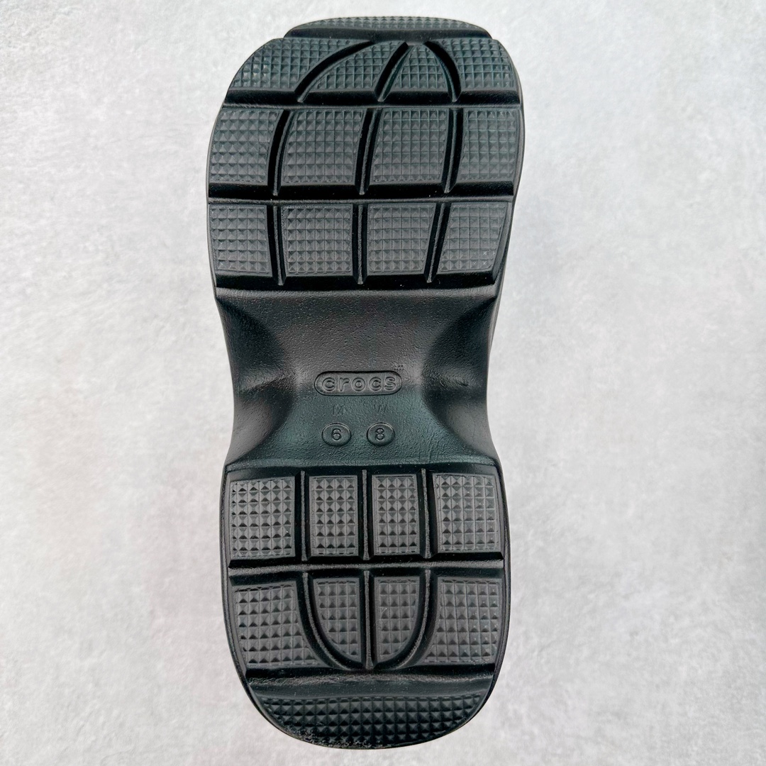 图片[9]-＃DG莞产 Crocs Stomp 卡骆驰保暖雪屋蓬蓬暖靴短筒雪地靴 超强LiteRide科技缓震鞋垫加持 官方2023最新款 透明防水袋包装 注意配件需单独购买 超轻Croslite专利材料打造 鞋面更加耐用易清洗 该鞋款轻盈舒适 2002年 经典克骆格诞生 秉承外形简单 穿着舒适的初衷 不断为消费者带来舒适的穿着体验 穿出“趣”味 鞋面洞洞可搭彰显个性的智必星 一鞋两穿 可调节式后跟带增添鞋身的稳固性能 放前面变成愜意舒适的凉拖 放后面行走跑跳更加稳妥 Croslite ™材料 封闭式细胞树脂 能够在体温作用下自动变形以适应脚部形状 涉水性优秀的同时易于清洁 抓地力强 不易打滑 Crocs的核心理念：轻便 灵活 全方位的舒适感 同步官方尺码：M4（36-37） M5（37-38）M6（38-39）M7（39-40）M8（41-42）M9（42-43）M10（43-44）M11（45-46）-选品中心