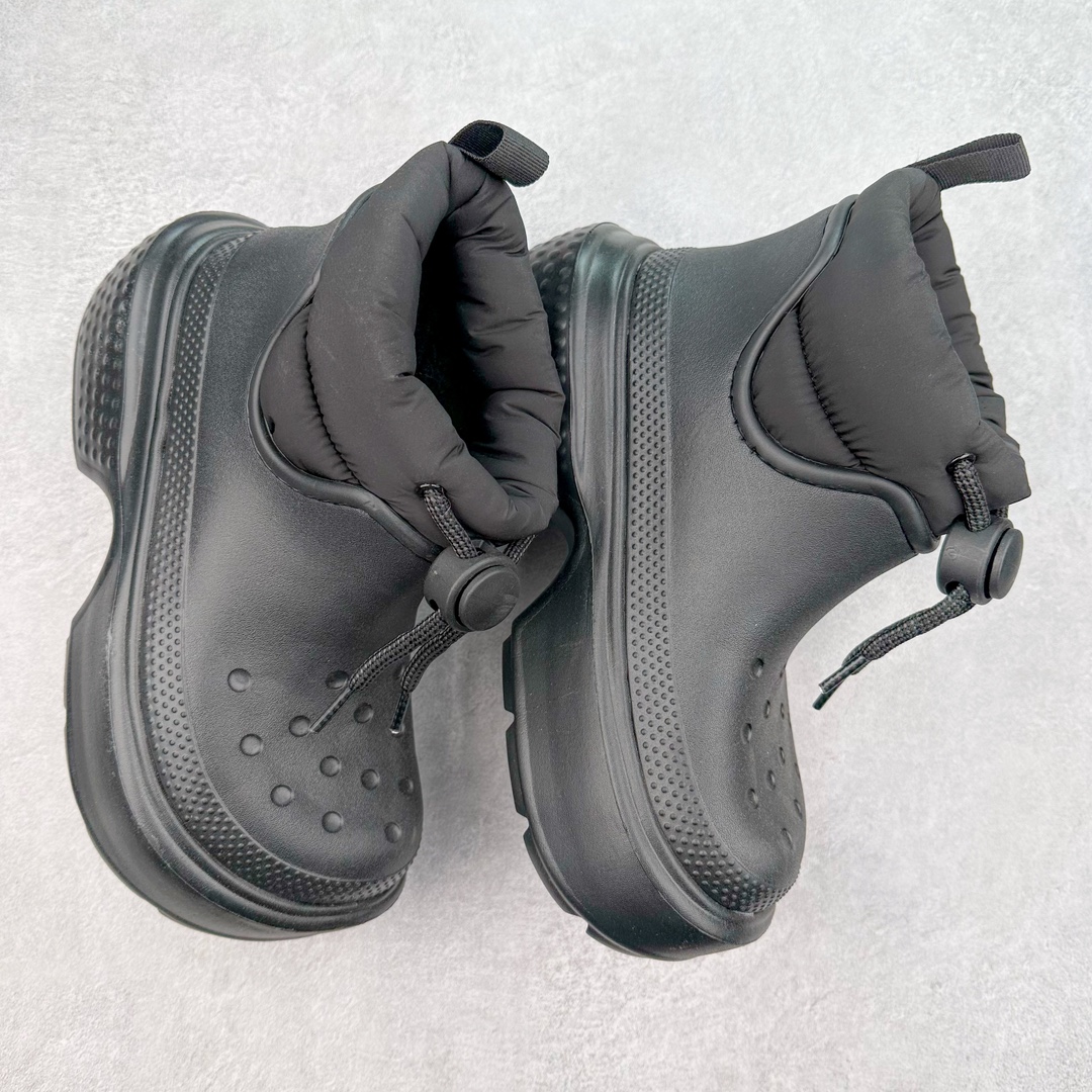 图片[3]-＃DG莞产 Crocs Stomp 卡骆驰保暖雪屋蓬蓬暖靴短筒雪地靴 超强LiteRide科技缓震鞋垫加持 官方2023最新款 透明防水袋包装 注意配件需单独购买 超轻Croslite专利材料打造 鞋面更加耐用易清洗 该鞋款轻盈舒适 2002年 经典克骆格诞生 秉承外形简单 穿着舒适的初衷 不断为消费者带来舒适的穿着体验 穿出“趣”味 鞋面洞洞可搭彰显个性的智必星 一鞋两穿 可调节式后跟带增添鞋身的稳固性能 放前面变成愜意舒适的凉拖 放后面行走跑跳更加稳妥 Croslite ™材料 封闭式细胞树脂 能够在体温作用下自动变形以适应脚部形状 涉水性优秀的同时易于清洁 抓地力强 不易打滑 Crocs的核心理念：轻便 灵活 全方位的舒适感 同步官方尺码：M4（36-37） M5（37-38）M6（38-39）M7（39-40）M8（41-42）M9（42-43）M10（43-44）M11（45-46）-选品中心