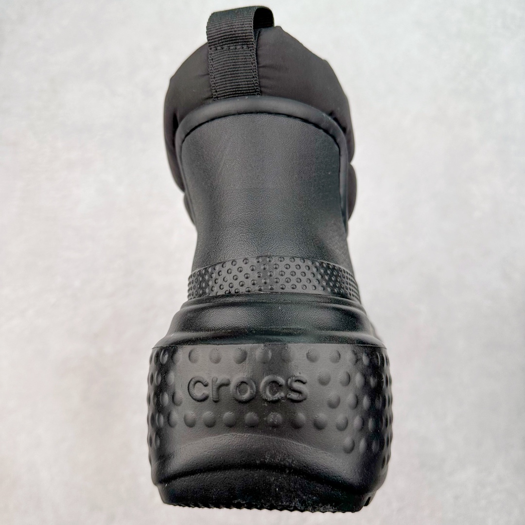 图片[8]-＃DG莞产 Crocs Stomp 卡骆驰保暖雪屋蓬蓬暖靴短筒雪地靴 超强LiteRide科技缓震鞋垫加持 官方2023最新款 透明防水袋包装 注意配件需单独购买 超轻Croslite专利材料打造 鞋面更加耐用易清洗 该鞋款轻盈舒适 2002年 经典克骆格诞生 秉承外形简单 穿着舒适的初衷 不断为消费者带来舒适的穿着体验 穿出“趣”味 鞋面洞洞可搭彰显个性的智必星 一鞋两穿 可调节式后跟带增添鞋身的稳固性能 放前面变成愜意舒适的凉拖 放后面行走跑跳更加稳妥 Croslite ™材料 封闭式细胞树脂 能够在体温作用下自动变形以适应脚部形状 涉水性优秀的同时易于清洁 抓地力强 不易打滑 Crocs的核心理念：轻便 灵活 全方位的舒适感 同步官方尺码：M4（36-37） M5（37-38）M6（38-39）M7（39-40）M8（41-42）M9（42-43）M10（43-44）M11（45-46）-选品中心