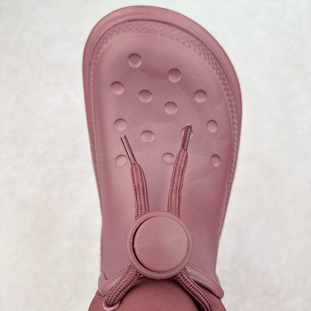 图片[4]-＃DG莞产 Crocs Stomp 卡骆驰保暖雪屋蓬蓬暖靴短筒雪地靴 超强LiteRide科技缓震鞋垫加持 官方2023最新款 透明防水袋包装 注意配件需单独购买 超轻Croslite专利材料打造 鞋面更加耐用易清洗 该鞋款轻盈舒适 2002年 经典克骆格诞生 秉承外形简单 穿着舒适的初衷 不断为消费者带来舒适的穿着体验 穿出“趣”味 鞋面洞洞可搭彰显个性的智必星 一鞋两穿 可调节式后跟带增添鞋身的稳固性能 放前面变成愜意舒适的凉拖 放后面行走跑跳更加稳妥 Croslite ™材料 封闭式细胞树脂 能够在体温作用下自动变形以适应脚部形状 涉水性优秀的同时易于清洁 抓地力强 不易打滑 Crocs的核心理念：轻便 灵活 全方位的舒适感 同步官方尺码：M4（36-37） M5（37-38）M6（38-39）M7（39-40）M8（41-42）M9（42-43）M10（43-44）M11（45-46）-选品中心