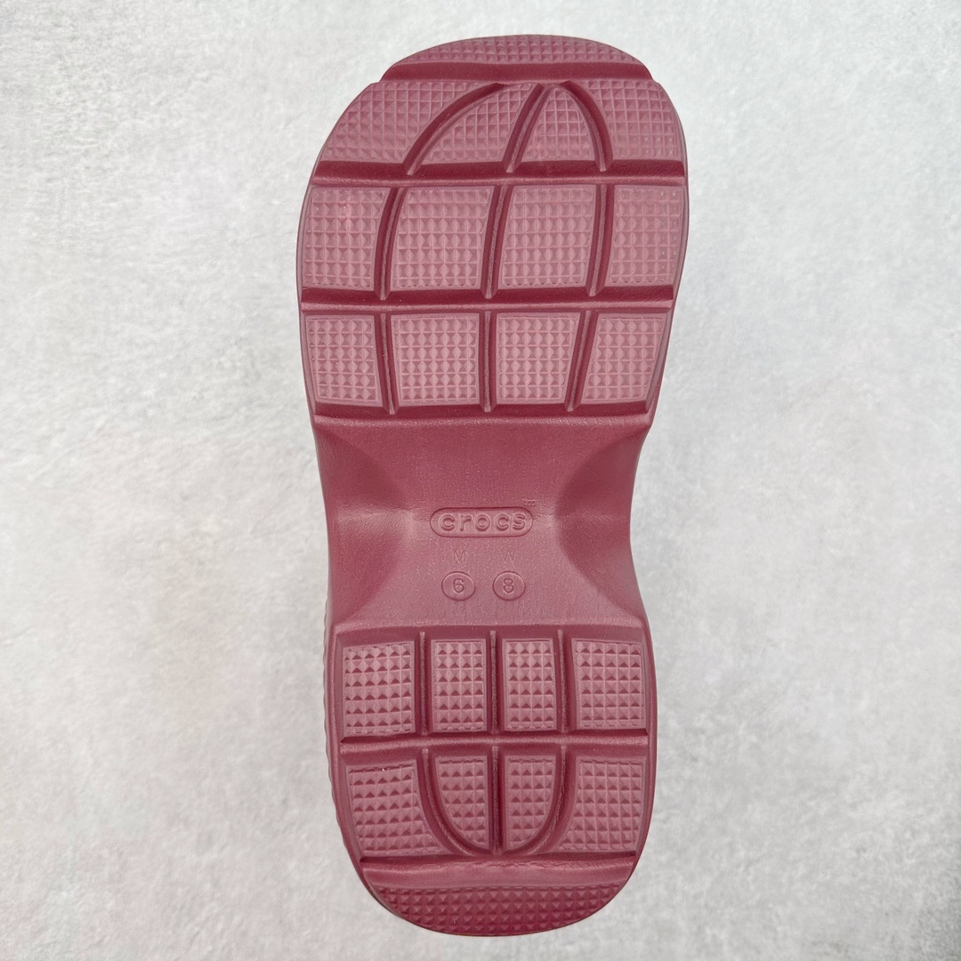 图片[9]-＃DG莞产 Crocs Stomp 卡骆驰保暖雪屋蓬蓬暖靴短筒雪地靴 超强LiteRide科技缓震鞋垫加持 官方2023最新款 透明防水袋包装 注意配件需单独购买 超轻Croslite专利材料打造 鞋面更加耐用易清洗 该鞋款轻盈舒适 2002年 经典克骆格诞生 秉承外形简单 穿着舒适的初衷 不断为消费者带来舒适的穿着体验 穿出“趣”味 鞋面洞洞可搭彰显个性的智必星 一鞋两穿 可调节式后跟带增添鞋身的稳固性能 放前面变成愜意舒适的凉拖 放后面行走跑跳更加稳妥 Croslite ™材料 封闭式细胞树脂 能够在体温作用下自动变形以适应脚部形状 涉水性优秀的同时易于清洁 抓地力强 不易打滑 Crocs的核心理念：轻便 灵活 全方位的舒适感 同步官方尺码：M4（36-37） M5（37-38）M6（38-39）M7（39-40）M8（41-42）M9（42-43）M10（43-44）M11（45-46）-选品中心