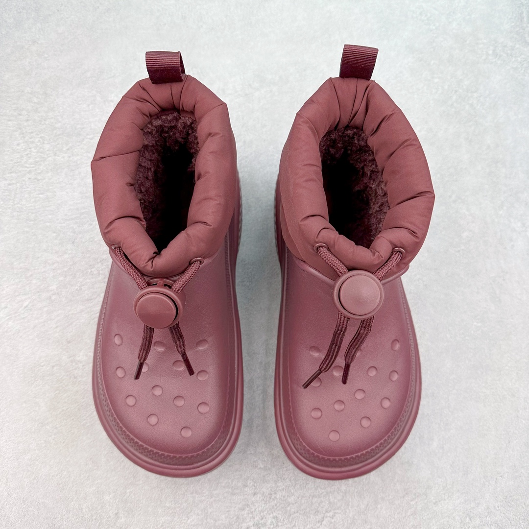 图片[2]-＃DG莞产 Crocs Stomp 卡骆驰保暖雪屋蓬蓬暖靴短筒雪地靴 超强LiteRide科技缓震鞋垫加持 官方2023最新款 透明防水袋包装 注意配件需单独购买 超轻Croslite专利材料打造 鞋面更加耐用易清洗 该鞋款轻盈舒适 2002年 经典克骆格诞生 秉承外形简单 穿着舒适的初衷 不断为消费者带来舒适的穿着体验 穿出“趣”味 鞋面洞洞可搭彰显个性的智必星 一鞋两穿 可调节式后跟带增添鞋身的稳固性能 放前面变成愜意舒适的凉拖 放后面行走跑跳更加稳妥 Croslite ™材料 封闭式细胞树脂 能够在体温作用下自动变形以适应脚部形状 涉水性优秀的同时易于清洁 抓地力强 不易打滑 Crocs的核心理念：轻便 灵活 全方位的舒适感 同步官方尺码：M4（36-37） M5（37-38）M6（38-39）M7（39-40）M8（41-42）M9（42-43）M10（43-44）M11（45-46）-选品中心