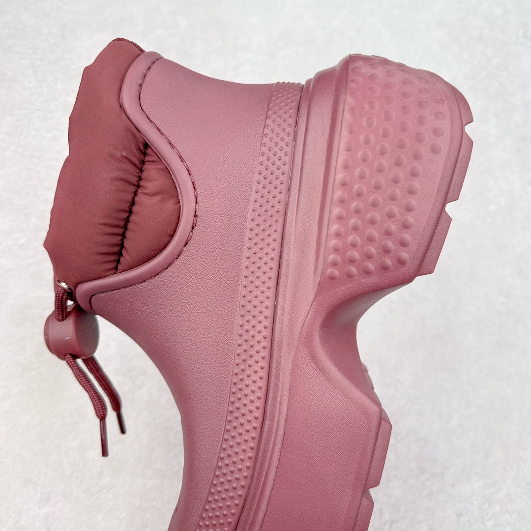 图片[7]-＃DG莞产 Crocs Stomp 卡骆驰保暖雪屋蓬蓬暖靴短筒雪地靴 超强LiteRide科技缓震鞋垫加持 官方2023最新款 透明防水袋包装 注意配件需单独购买 超轻Croslite专利材料打造 鞋面更加耐用易清洗 该鞋款轻盈舒适 2002年 经典克骆格诞生 秉承外形简单 穿着舒适的初衷 不断为消费者带来舒适的穿着体验 穿出“趣”味 鞋面洞洞可搭彰显个性的智必星 一鞋两穿 可调节式后跟带增添鞋身的稳固性能 放前面变成愜意舒适的凉拖 放后面行走跑跳更加稳妥 Croslite ™材料 封闭式细胞树脂 能够在体温作用下自动变形以适应脚部形状 涉水性优秀的同时易于清洁 抓地力强 不易打滑 Crocs的核心理念：轻便 灵活 全方位的舒适感 同步官方尺码：M4（36-37） M5（37-38）M6（38-39）M7（39-40）M8（41-42）M9（42-43）M10（43-44）M11（45-46）-选品中心