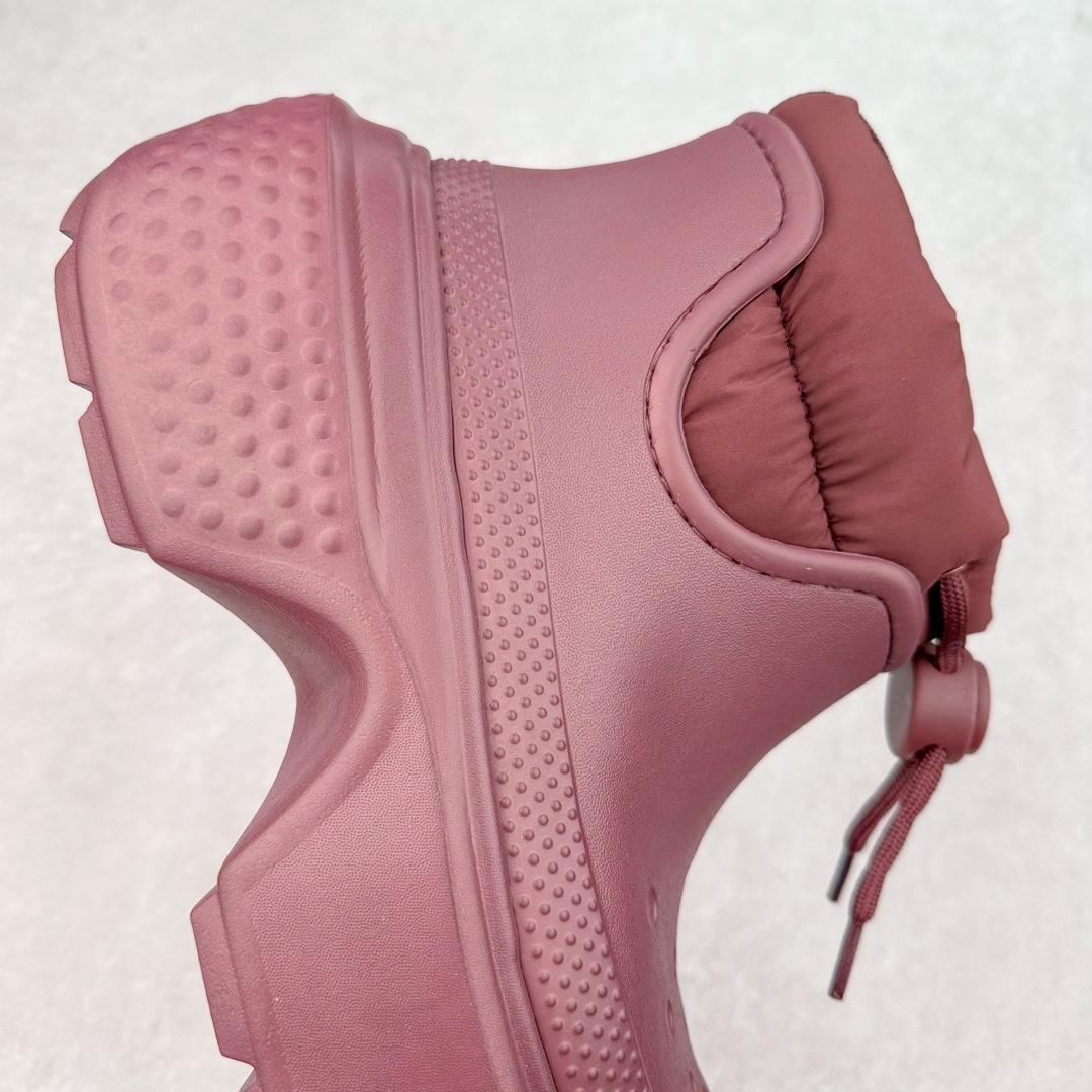 图片[6]-＃DG莞产 Crocs Stomp 卡骆驰保暖雪屋蓬蓬暖靴短筒雪地靴 超强LiteRide科技缓震鞋垫加持 官方2023最新款 透明防水袋包装 注意配件需单独购买 超轻Croslite专利材料打造 鞋面更加耐用易清洗 该鞋款轻盈舒适 2002年 经典克骆格诞生 秉承外形简单 穿着舒适的初衷 不断为消费者带来舒适的穿着体验 穿出“趣”味 鞋面洞洞可搭彰显个性的智必星 一鞋两穿 可调节式后跟带增添鞋身的稳固性能 放前面变成愜意舒适的凉拖 放后面行走跑跳更加稳妥 Croslite ™材料 封闭式细胞树脂 能够在体温作用下自动变形以适应脚部形状 涉水性优秀的同时易于清洁 抓地力强 不易打滑 Crocs的核心理念：轻便 灵活 全方位的舒适感 同步官方尺码：M4（36-37） M5（37-38）M6（38-39）M7（39-40）M8（41-42）M9（42-43）M10（43-44）M11（45-46）-选品中心