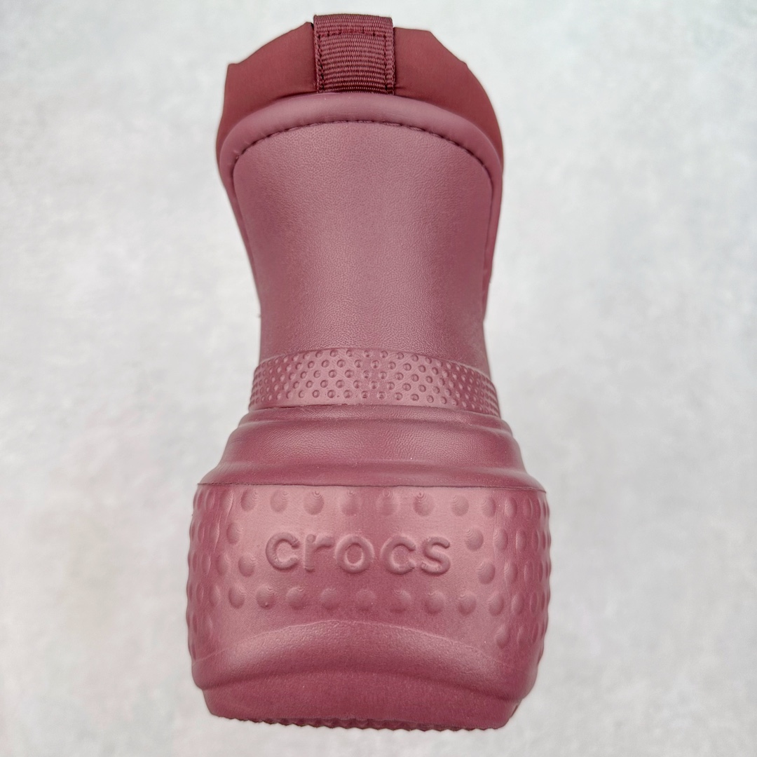 图片[8]-＃DG莞产 Crocs Stomp 卡骆驰保暖雪屋蓬蓬暖靴短筒雪地靴 超强LiteRide科技缓震鞋垫加持 官方2023最新款 透明防水袋包装 注意配件需单独购买 超轻Croslite专利材料打造 鞋面更加耐用易清洗 该鞋款轻盈舒适 2002年 经典克骆格诞生 秉承外形简单 穿着舒适的初衷 不断为消费者带来舒适的穿着体验 穿出“趣”味 鞋面洞洞可搭彰显个性的智必星 一鞋两穿 可调节式后跟带增添鞋身的稳固性能 放前面变成愜意舒适的凉拖 放后面行走跑跳更加稳妥 Croslite ™材料 封闭式细胞树脂 能够在体温作用下自动变形以适应脚部形状 涉水性优秀的同时易于清洁 抓地力强 不易打滑 Crocs的核心理念：轻便 灵活 全方位的舒适感 同步官方尺码：M4（36-37） M5（37-38）M6（38-39）M7（39-40）M8（41-42）M9（42-43）M10（43-44）M11（45-46）-选品中心