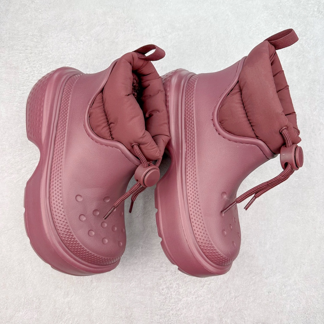 图片[3]-＃DG莞产 Crocs Stomp 卡骆驰保暖雪屋蓬蓬暖靴短筒雪地靴 超强LiteRide科技缓震鞋垫加持 官方2023最新款 透明防水袋包装 注意配件需单独购买 超轻Croslite专利材料打造 鞋面更加耐用易清洗 该鞋款轻盈舒适 2002年 经典克骆格诞生 秉承外形简单 穿着舒适的初衷 不断为消费者带来舒适的穿着体验 穿出“趣”味 鞋面洞洞可搭彰显个性的智必星 一鞋两穿 可调节式后跟带增添鞋身的稳固性能 放前面变成愜意舒适的凉拖 放后面行走跑跳更加稳妥 Croslite ™材料 封闭式细胞树脂 能够在体温作用下自动变形以适应脚部形状 涉水性优秀的同时易于清洁 抓地力强 不易打滑 Crocs的核心理念：轻便 灵活 全方位的舒适感 同步官方尺码：M4（36-37） M5（37-38）M6（38-39）M7（39-40）M8（41-42）M9（42-43）M10（43-44）M11（45-46）-选品中心