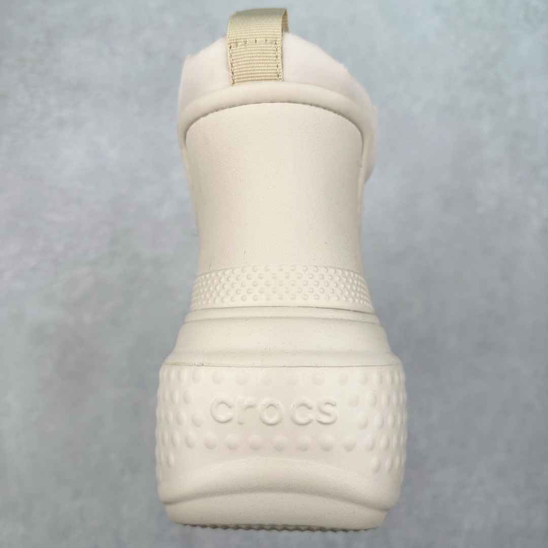 图片[8]-＃DG莞产 Crocs Stomp 卡骆驰保暖雪屋蓬蓬暖靴短筒雪地靴 超强LiteRide科技缓震鞋垫加持 官方2023最新款 透明防水袋包装 注意配件需单独购买 超轻Croslite专利材料打造 鞋面更加耐用易清洗 该鞋款轻盈舒适 2002年 经典克骆格诞生 秉承外形简单 穿着舒适的初衷 不断为消费者带来舒适的穿着体验 穿出“趣”味 鞋面洞洞可搭彰显个性的智必星 一鞋两穿 可调节式后跟带增添鞋身的稳固性能 放前面变成愜意舒适的凉拖 放后面行走跑跳更加稳妥 Croslite ™材料 封闭式细胞树脂 能够在体温作用下自动变形以适应脚部形状 涉水性优秀的同时易于清洁 抓地力强 不易打滑 Crocs的核心理念：轻便 灵活 全方位的舒适感 同步官方尺码：M4（36-37） M5（37-38）M6（38-39）M7（39-40）M8（41-42）M9（42-43）M10（43-44）M11（45-46）-选品中心