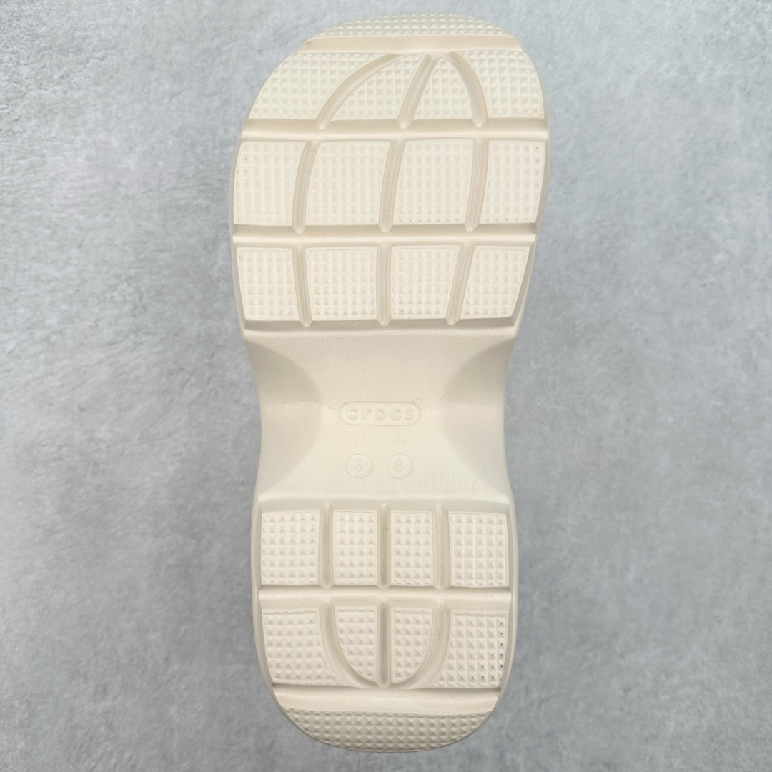 图片[9]-＃DG莞产 Crocs Stomp 卡骆驰保暖雪屋蓬蓬暖靴短筒雪地靴 超强LiteRide科技缓震鞋垫加持 官方2023最新款 透明防水袋包装 注意配件需单独购买 超轻Croslite专利材料打造 鞋面更加耐用易清洗 该鞋款轻盈舒适 2002年 经典克骆格诞生 秉承外形简单 穿着舒适的初衷 不断为消费者带来舒适的穿着体验 穿出“趣”味 鞋面洞洞可搭彰显个性的智必星 一鞋两穿 可调节式后跟带增添鞋身的稳固性能 放前面变成愜意舒适的凉拖 放后面行走跑跳更加稳妥 Croslite ™材料 封闭式细胞树脂 能够在体温作用下自动变形以适应脚部形状 涉水性优秀的同时易于清洁 抓地力强 不易打滑 Crocs的核心理念：轻便 灵活 全方位的舒适感 同步官方尺码：M4（36-37） M5（37-38）M6（38-39）M7（39-40）M8（41-42）M9（42-43）M10（43-44）M11（45-46）-选品中心