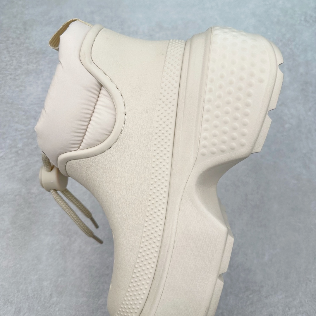 图片[7]-＃DG莞产 Crocs Stomp 卡骆驰保暖雪屋蓬蓬暖靴短筒雪地靴 超强LiteRide科技缓震鞋垫加持 官方2023最新款 透明防水袋包装 注意配件需单独购买 超轻Croslite专利材料打造 鞋面更加耐用易清洗 该鞋款轻盈舒适 2002年 经典克骆格诞生 秉承外形简单 穿着舒适的初衷 不断为消费者带来舒适的穿着体验 穿出“趣”味 鞋面洞洞可搭彰显个性的智必星 一鞋两穿 可调节式后跟带增添鞋身的稳固性能 放前面变成愜意舒适的凉拖 放后面行走跑跳更加稳妥 Croslite ™材料 封闭式细胞树脂 能够在体温作用下自动变形以适应脚部形状 涉水性优秀的同时易于清洁 抓地力强 不易打滑 Crocs的核心理念：轻便 灵活 全方位的舒适感 同步官方尺码：M4（36-37） M5（37-38）M6（38-39）M7（39-40）M8（41-42）M9（42-43）M10（43-44）M11（45-46）-选品中心