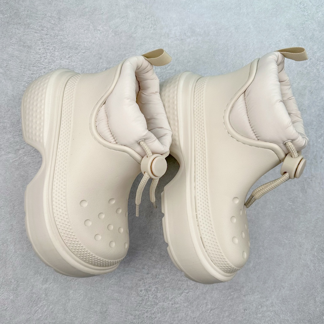 图片[3]-＃DG莞产 Crocs Stomp 卡骆驰保暖雪屋蓬蓬暖靴短筒雪地靴 超强LiteRide科技缓震鞋垫加持 官方2023最新款 透明防水袋包装 注意配件需单独购买 超轻Croslite专利材料打造 鞋面更加耐用易清洗 该鞋款轻盈舒适 2002年 经典克骆格诞生 秉承外形简单 穿着舒适的初衷 不断为消费者带来舒适的穿着体验 穿出“趣”味 鞋面洞洞可搭彰显个性的智必星 一鞋两穿 可调节式后跟带增添鞋身的稳固性能 放前面变成愜意舒适的凉拖 放后面行走跑跳更加稳妥 Croslite ™材料 封闭式细胞树脂 能够在体温作用下自动变形以适应脚部形状 涉水性优秀的同时易于清洁 抓地力强 不易打滑 Crocs的核心理念：轻便 灵活 全方位的舒适感 同步官方尺码：M4（36-37） M5（37-38）M6（38-39）M7（39-40）M8（41-42）M9（42-43）M10（43-44）M11（45-46）-选品中心