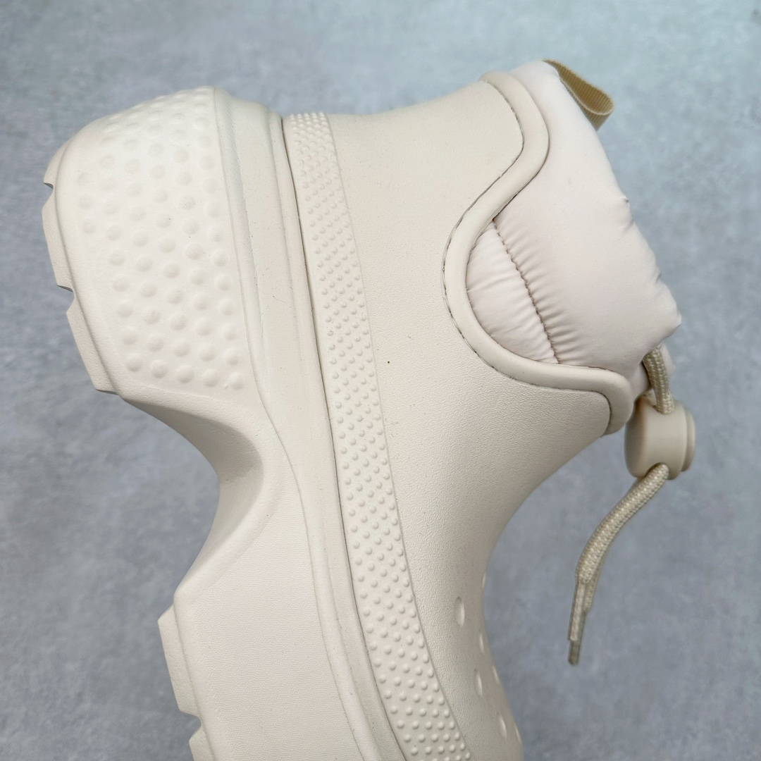 图片[6]-＃DG莞产 Crocs Stomp 卡骆驰保暖雪屋蓬蓬暖靴短筒雪地靴 超强LiteRide科技缓震鞋垫加持 官方2023最新款 透明防水袋包装 注意配件需单独购买 超轻Croslite专利材料打造 鞋面更加耐用易清洗 该鞋款轻盈舒适 2002年 经典克骆格诞生 秉承外形简单 穿着舒适的初衷 不断为消费者带来舒适的穿着体验 穿出“趣”味 鞋面洞洞可搭彰显个性的智必星 一鞋两穿 可调节式后跟带增添鞋身的稳固性能 放前面变成愜意舒适的凉拖 放后面行走跑跳更加稳妥 Croslite ™材料 封闭式细胞树脂 能够在体温作用下自动变形以适应脚部形状 涉水性优秀的同时易于清洁 抓地力强 不易打滑 Crocs的核心理念：轻便 灵活 全方位的舒适感 同步官方尺码：M4（36-37） M5（37-38）M6（38-39）M7（39-40）M8（41-42）M9（42-43）M10（43-44）M11（45-46）-选品中心