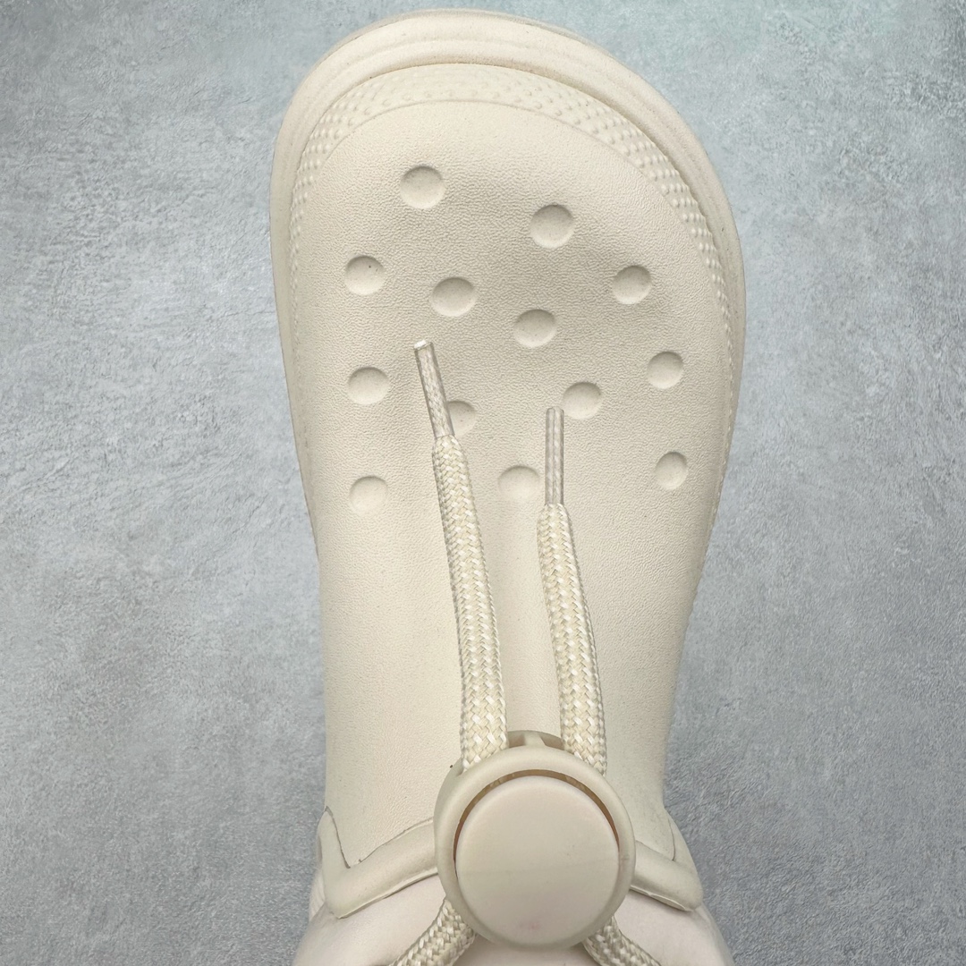 图片[4]-＃DG莞产 Crocs Stomp 卡骆驰保暖雪屋蓬蓬暖靴短筒雪地靴 超强LiteRide科技缓震鞋垫加持 官方2023最新款 透明防水袋包装 注意配件需单独购买 超轻Croslite专利材料打造 鞋面更加耐用易清洗 该鞋款轻盈舒适 2002年 经典克骆格诞生 秉承外形简单 穿着舒适的初衷 不断为消费者带来舒适的穿着体验 穿出“趣”味 鞋面洞洞可搭彰显个性的智必星 一鞋两穿 可调节式后跟带增添鞋身的稳固性能 放前面变成愜意舒适的凉拖 放后面行走跑跳更加稳妥 Croslite ™材料 封闭式细胞树脂 能够在体温作用下自动变形以适应脚部形状 涉水性优秀的同时易于清洁 抓地力强 不易打滑 Crocs的核心理念：轻便 灵活 全方位的舒适感 同步官方尺码：M4（36-37） M5（37-38）M6（38-39）M7（39-40）M8（41-42）M9（42-43）M10（43-44）M11（45-46）-选品中心