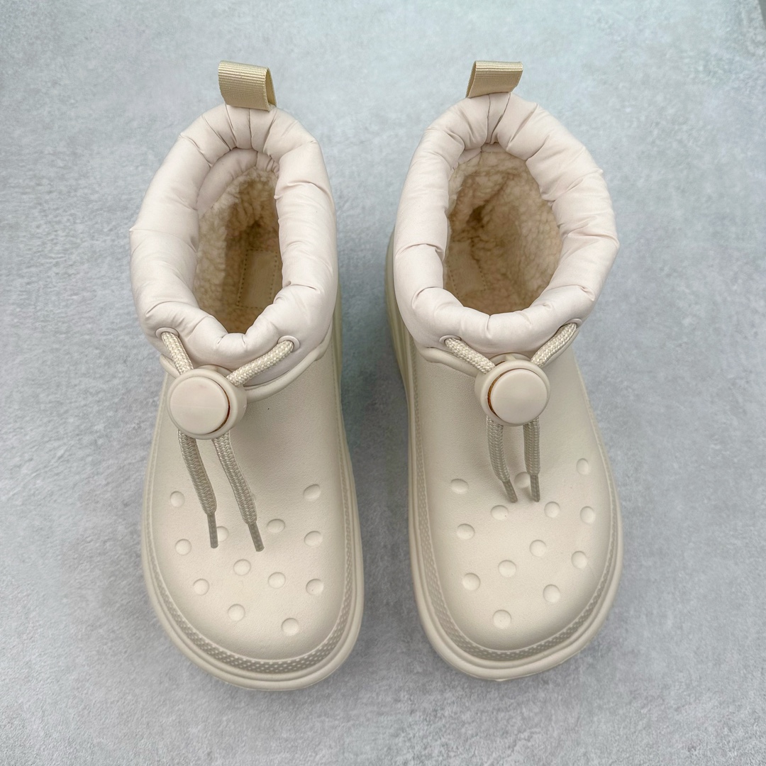 图片[2]-＃DG莞产 Crocs Stomp 卡骆驰保暖雪屋蓬蓬暖靴短筒雪地靴 超强LiteRide科技缓震鞋垫加持 官方2023最新款 透明防水袋包装 注意配件需单独购买 超轻Croslite专利材料打造 鞋面更加耐用易清洗 该鞋款轻盈舒适 2002年 经典克骆格诞生 秉承外形简单 穿着舒适的初衷 不断为消费者带来舒适的穿着体验 穿出“趣”味 鞋面洞洞可搭彰显个性的智必星 一鞋两穿 可调节式后跟带增添鞋身的稳固性能 放前面变成愜意舒适的凉拖 放后面行走跑跳更加稳妥 Croslite ™材料 封闭式细胞树脂 能够在体温作用下自动变形以适应脚部形状 涉水性优秀的同时易于清洁 抓地力强 不易打滑 Crocs的核心理念：轻便 灵活 全方位的舒适感 同步官方尺码：M4（36-37） M5（37-38）M6（38-39）M7（39-40）M8（41-42）M9（42-43）M10（43-44）M11（45-46）-选品中心