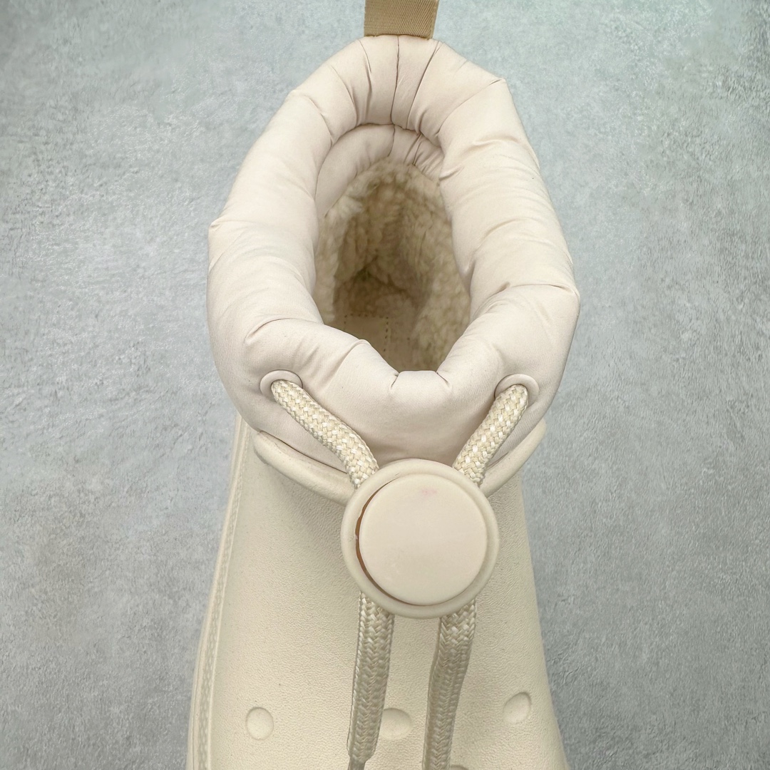 图片[5]-＃DG莞产 Crocs Stomp 卡骆驰保暖雪屋蓬蓬暖靴短筒雪地靴 超强LiteRide科技缓震鞋垫加持 官方2023最新款 透明防水袋包装 注意配件需单独购买 超轻Croslite专利材料打造 鞋面更加耐用易清洗 该鞋款轻盈舒适 2002年 经典克骆格诞生 秉承外形简单 穿着舒适的初衷 不断为消费者带来舒适的穿着体验 穿出“趣”味 鞋面洞洞可搭彰显个性的智必星 一鞋两穿 可调节式后跟带增添鞋身的稳固性能 放前面变成愜意舒适的凉拖 放后面行走跑跳更加稳妥 Croslite ™材料 封闭式细胞树脂 能够在体温作用下自动变形以适应脚部形状 涉水性优秀的同时易于清洁 抓地力强 不易打滑 Crocs的核心理念：轻便 灵活 全方位的舒适感 同步官方尺码：M4（36-37） M5（37-38）M6（38-39）M7（39-40）M8（41-42）M9（42-43）M10（43-44）M11（45-46）-选品中心