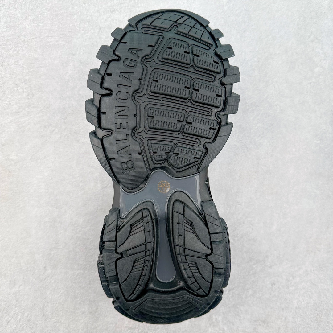 图片[9]-＃纯原 BALENCIAGA Track Trainers 巴黎世家 3.0代复古野跑姥爹潮流百搭慢跑鞋 成份：47%涤纶 40%聚氨酯纤维 13%Nylon 采用尼龙和网眼布制成 100%不含皮革 尺码饰于足尖 鞋后跟压印Track字样 外底正面压印BB标识 外侧印有Balenciaga印花 鞋舌压印Balenciaga标识 双鞋带以常规方式打结 后帮及鞋舌配有拉环鞋提 动态鞋底设计 为双脚带来后续的助力 50毫米鞋弓 水洗做旧风格 中国制造 此商品提供Balenciaga防尘袋和包装盒 尺码：35/46-选品中心