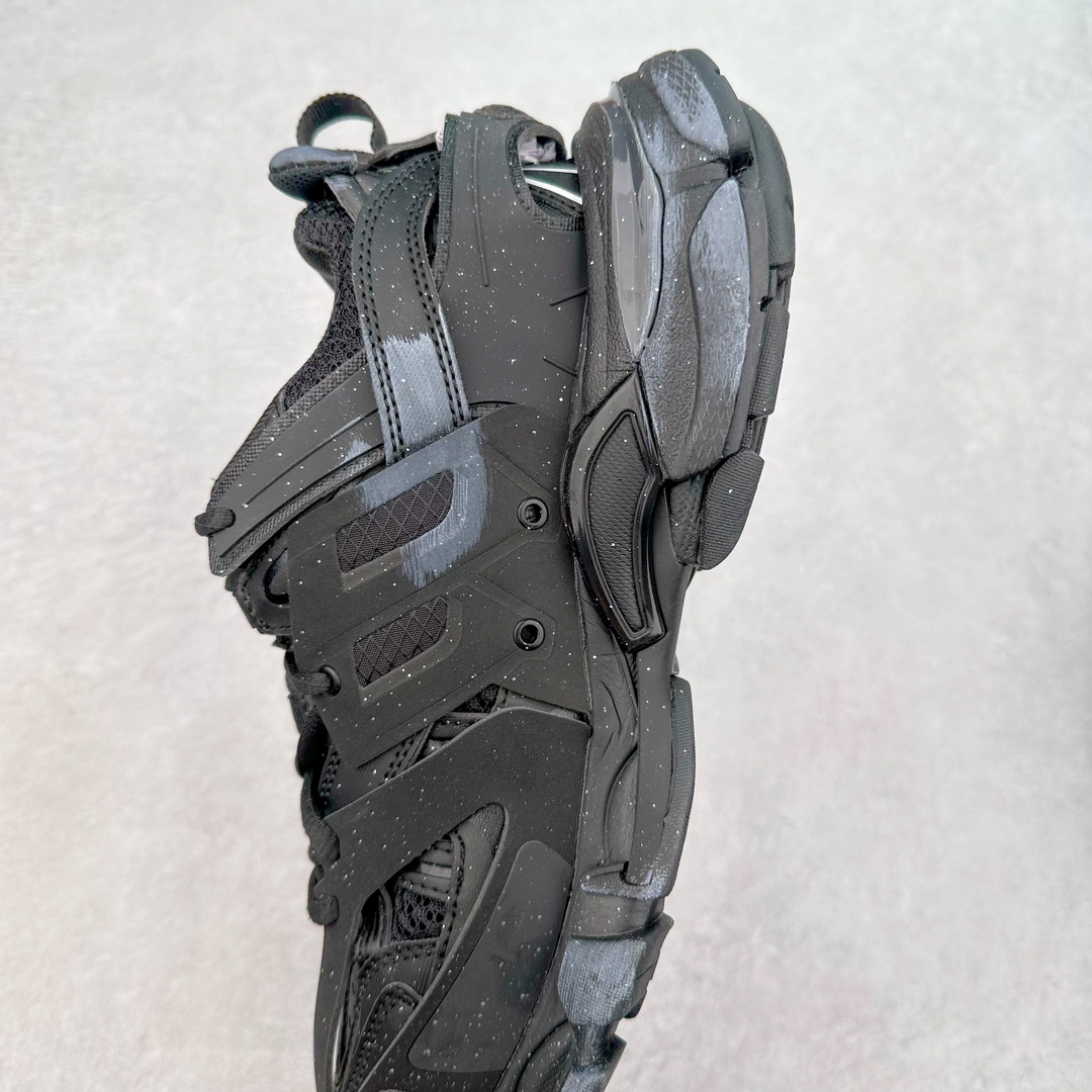 图片[7]-＃纯原 BALENCIAGA Track Trainers 巴黎世家 3.0代复古野跑姥爹潮流百搭慢跑鞋 成份：47%涤纶 40%聚氨酯纤维 13%Nylon 采用尼龙和网眼布制成 100%不含皮革 尺码饰于足尖 鞋后跟压印Track字样 外底正面压印BB标识 外侧印有Balenciaga印花 鞋舌压印Balenciaga标识 双鞋带以常规方式打结 后帮及鞋舌配有拉环鞋提 动态鞋底设计 为双脚带来后续的助力 50毫米鞋弓 水洗做旧风格 中国制造 此商品提供Balenciaga防尘袋和包装盒 尺码：35/46-选品中心