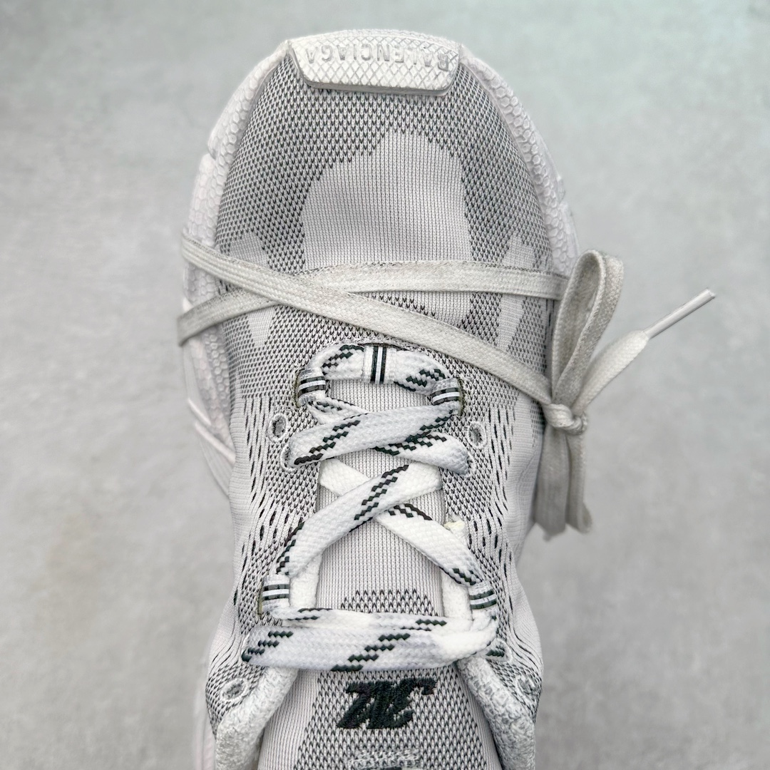 图片[4]-＃纯原 UA x BALENCIAGA 3XL Sneakers 巴黎世家安德玛联名十代网布系带低帮走秀复古老爹鞋 全套原纸板楦头开发 最原汁原味的灵魂版型 全鞋荧光划线卡点 胶水把控整洁度追求极致完美 每一双都是工艺品 多重QC质检 超越公司货的品控标准 实实在在的免检产品 原盒原配 正确字体电绣 粗细、位置、大小正确 侧边TPU 透气孔匹配意产原版 正确分离大底 TPU软底 原版一致大底LOGO 立体感十足 原厂皮料水洗做旧 采购原厂网纱 不含皮革 网布材料和聚氨酯 磨损效果 鞋头边缘和后帮 Balenciaga 徽标 鞋面和后跟凸印尺码 鞋舌 3XL 橡胶品牌标识和反光细节 鞋帮拉袢和鞋舌拉祥 配反光细节 备用鞋带在鞋履前侧 可在穿着前取下 便于不同造型搭配 正常尺码 尺码：35 36 37 38 39 40 41 42 43 44 45 46-选品中心
