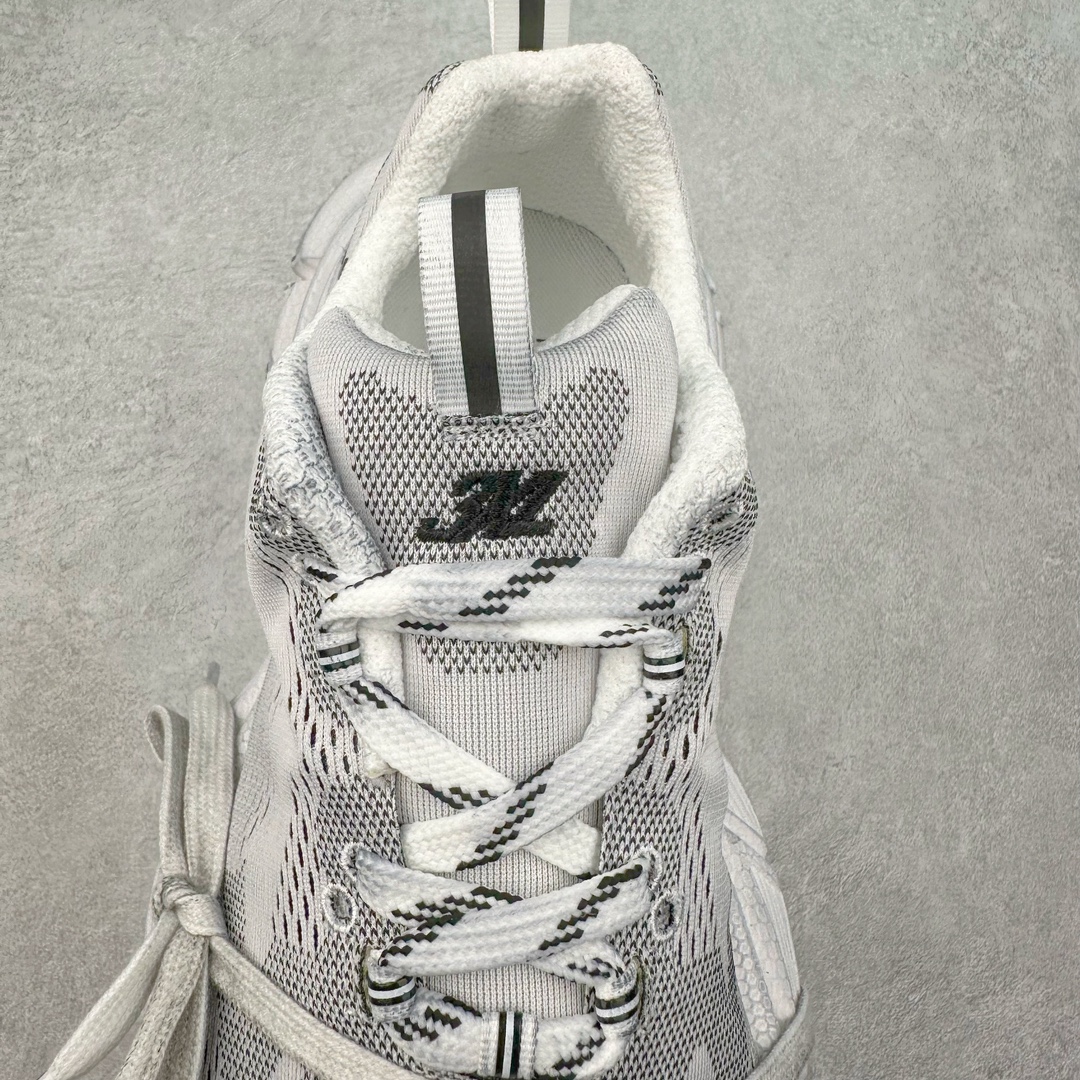 图片[5]-＃纯原 UA x BALENCIAGA 3XL Sneakers 巴黎世家安德玛联名十代网布系带低帮走秀复古老爹鞋 全套原纸板楦头开发 最原汁原味的灵魂版型 全鞋荧光划线卡点 胶水把控整洁度追求极致完美 每一双都是工艺品 多重QC质检 超越公司货的品控标准 实实在在的免检产品 原盒原配 正确字体电绣 粗细、位置、大小正确 侧边TPU 透气孔匹配意产原版 正确分离大底 TPU软底 原版一致大底LOGO 立体感十足 原厂皮料水洗做旧 采购原厂网纱 不含皮革 网布材料和聚氨酯 磨损效果 鞋头边缘和后帮 Balenciaga 徽标 鞋面和后跟凸印尺码 鞋舌 3XL 橡胶品牌标识和反光细节 鞋帮拉袢和鞋舌拉祥 配反光细节 备用鞋带在鞋履前侧 可在穿着前取下 便于不同造型搭配 正常尺码 尺码：35 36 37 38 39 40 41 42 43 44 45 46-选品中心