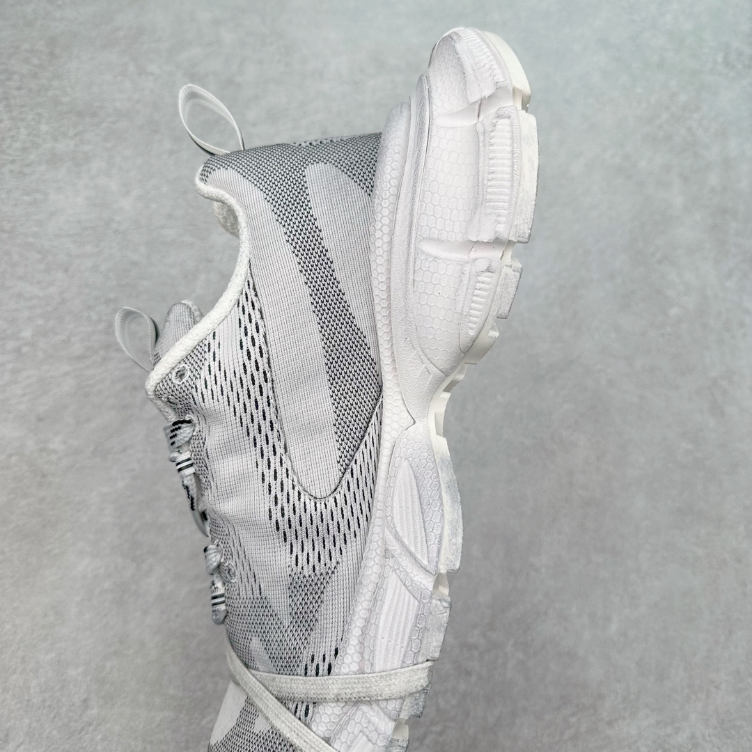 图片[7]-＃纯原 UA x BALENCIAGA 3XL Sneakers 巴黎世家安德玛联名十代网布系带低帮走秀复古老爹鞋 全套原纸板楦头开发 最原汁原味的灵魂版型 全鞋荧光划线卡点 胶水把控整洁度追求极致完美 每一双都是工艺品 多重QC质检 超越公司货的品控标准 实实在在的免检产品 原盒原配 正确字体电绣 粗细、位置、大小正确 侧边TPU 透气孔匹配意产原版 正确分离大底 TPU软底 原版一致大底LOGO 立体感十足 原厂皮料水洗做旧 采购原厂网纱 不含皮革 网布材料和聚氨酯 磨损效果 鞋头边缘和后帮 Balenciaga 徽标 鞋面和后跟凸印尺码 鞋舌 3XL 橡胶品牌标识和反光细节 鞋帮拉袢和鞋舌拉祥 配反光细节 备用鞋带在鞋履前侧 可在穿着前取下 便于不同造型搭配 正常尺码 尺码：35 36 37 38 39 40 41 42 43 44 45 46-选品中心