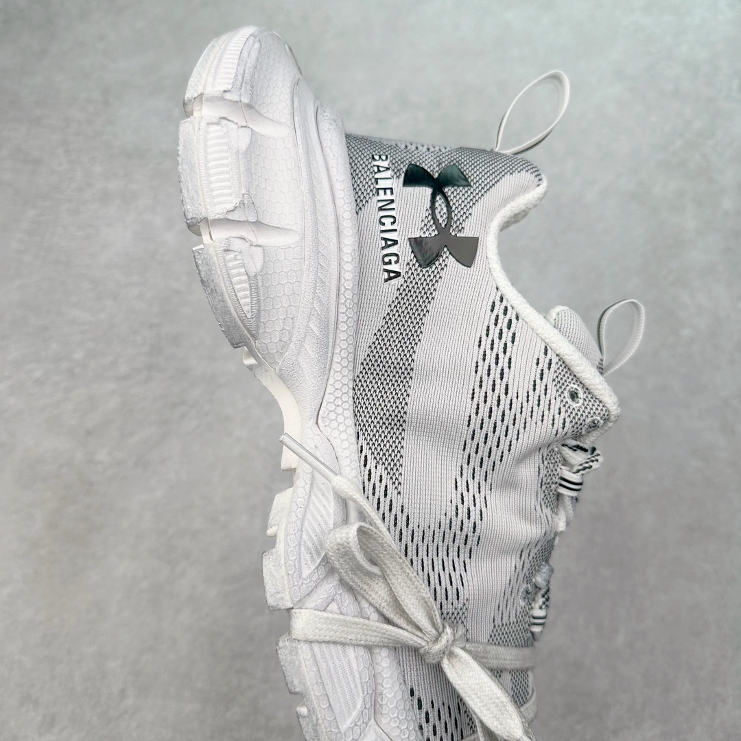 图片[6]-＃纯原 UA x BALENCIAGA 3XL Sneakers 巴黎世家安德玛联名十代网布系带低帮走秀复古老爹鞋 全套原纸板楦头开发 最原汁原味的灵魂版型 全鞋荧光划线卡点 胶水把控整洁度追求极致完美 每一双都是工艺品 多重QC质检 超越公司货的品控标准 实实在在的免检产品 原盒原配 正确字体电绣 粗细、位置、大小正确 侧边TPU 透气孔匹配意产原版 正确分离大底 TPU软底 原版一致大底LOGO 立体感十足 原厂皮料水洗做旧 采购原厂网纱 不含皮革 网布材料和聚氨酯 磨损效果 鞋头边缘和后帮 Balenciaga 徽标 鞋面和后跟凸印尺码 鞋舌 3XL 橡胶品牌标识和反光细节 鞋帮拉袢和鞋舌拉祥 配反光细节 备用鞋带在鞋履前侧 可在穿着前取下 便于不同造型搭配 正常尺码 尺码：35 36 37 38 39 40 41 42 43 44 45 46-选品中心