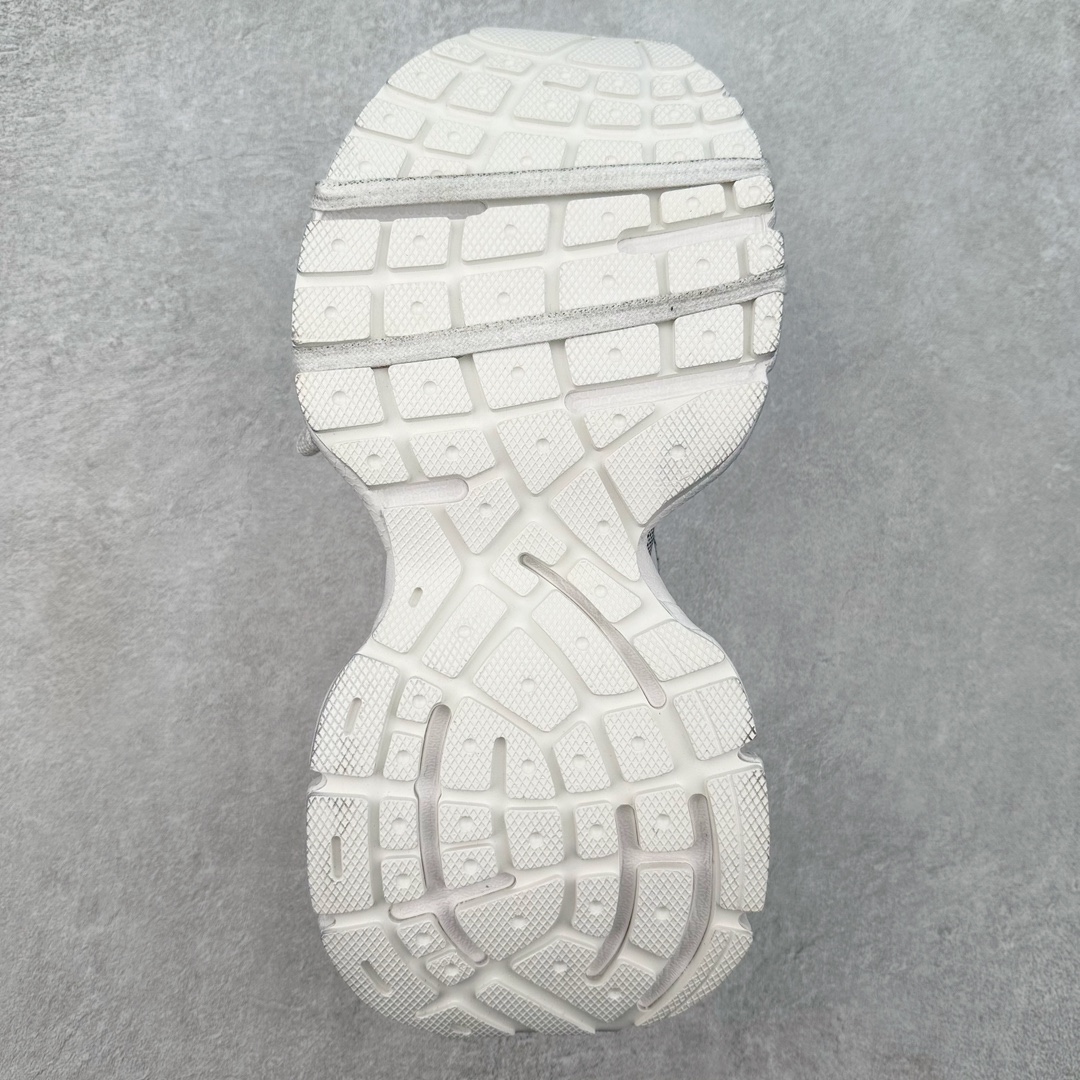 图片[9]-＃纯原 UA x BALENCIAGA 3XL Sneakers 巴黎世家安德玛联名十代网布系带低帮走秀复古老爹鞋 全套原纸板楦头开发 最原汁原味的灵魂版型 全鞋荧光划线卡点 胶水把控整洁度追求极致完美 每一双都是工艺品 多重QC质检 超越公司货的品控标准 实实在在的免检产品 原盒原配 正确字体电绣 粗细、位置、大小正确 侧边TPU 透气孔匹配意产原版 正确分离大底 TPU软底 原版一致大底LOGO 立体感十足 原厂皮料水洗做旧 采购原厂网纱 不含皮革 网布材料和聚氨酯 磨损效果 鞋头边缘和后帮 Balenciaga 徽标 鞋面和后跟凸印尺码 鞋舌 3XL 橡胶品牌标识和反光细节 鞋帮拉袢和鞋舌拉祥 配反光细节 备用鞋带在鞋履前侧 可在穿着前取下 便于不同造型搭配 正常尺码 尺码：35 36 37 38 39 40 41 42 43 44 45 46-选品中心