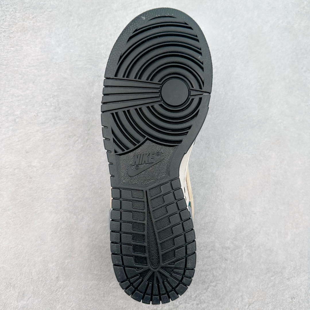 图片[9]-＃Z版纯原 NK Dunk Low 高端定制款 摩卡米白绿 DZ2794-566 独家原厂航空铝磨具打磨大底 鞋头坡度极致还原 原盒原配 圈内天花板工艺 原厂冲刀 超高清洁度 全鞋零毛边皮料切割 全套原楦原模倾力打造完美版型 采用原厂百宏鞋带以及原厂百宏织唛舌标 内标可供原厂几率过验 原厂中底布黄色点胶 原厂中底布拉帮走线遵循公司‼️尺码：36 36.5 37.5 38 38.5 39 40 40.5 41 42 42.5 43 44 44.5 45 46 47.5-选品中心