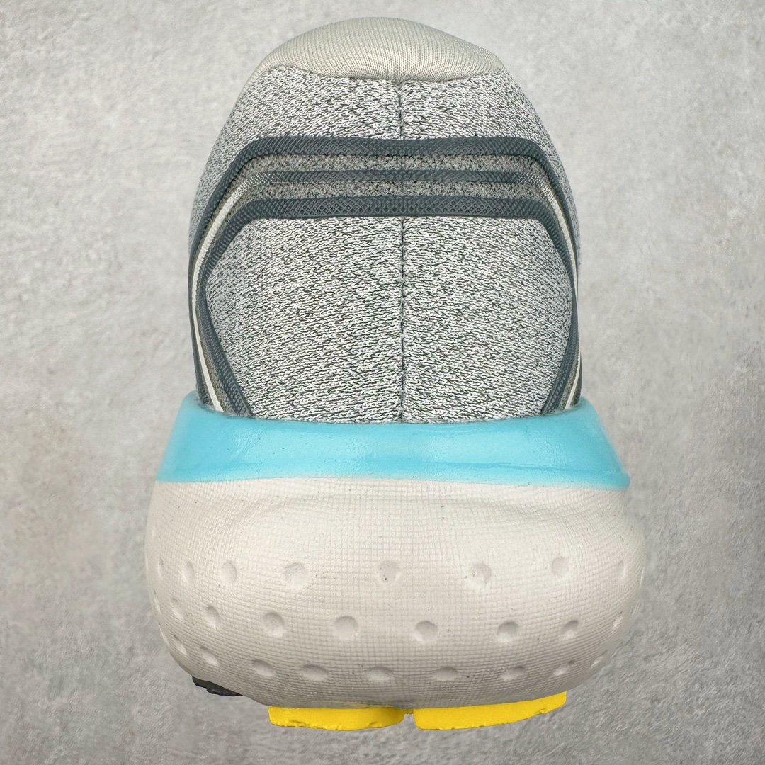 图片[8]-Brooks Hyperion Tempo 布鲁克斯竞速跑鞋 轻量训练缓震跑鞋马拉松运动鞋 Brooks 四大跑鞋之一 百年品牌 跑鞋从外形上基本就能判断这是一款速度跑鞋 简洁干练的外形结构和极强的运动流线型看着非常有速度感 上脚的第一感觉是非常轻 美码9码的鞋单只206g不到 从个人偏好来说 200g左右的竞速鞋最具安全感 鞋面采用单层网布 很薄 前掌使用了大量开放式网眼 排气直接快速 透气性上乘 鞋舌也是轻量化设计 仅为一层麂皮 和脚背完美贴合 鞋舌中央有个防偏穿孔 从实际穿着来看 通常鞋舌都是外偏 如果是防偏穿孔位于中心 防偏效果其实并不十分有效 如果采用趋外侧的偏心设计更有效 鞋帮泡棉填充量不大 但非常紧凑 贴合舒适 包裹稳固 内置硬质TPU保证必要的稳定性 跑鞋中底采用的是DNA FLASH科技材料 DNA FLASH中底科技 是Brooks第一款将氮气注入中底的创新科技 主要原理是借助“超临界流体”发泡技术 将液态氮稳定的转化为气态氮 并使其均匀地形成无数紧密贴合的密闭式气囊结构 尺码：40 40.5 41 42 42.5 43 44 44.5 45 46-选品中心