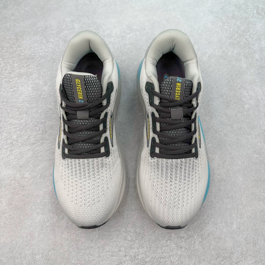 图片[2]-Brooks Hyperion Tempo 布鲁克斯竞速跑鞋 轻量训练缓震跑鞋马拉松运动鞋 Brooks 四大跑鞋之一 百年品牌 跑鞋从外形上基本就能判断这是一款速度跑鞋 简洁干练的外形结构和极强的运动流线型看着非常有速度感 上脚的第一感觉是非常轻 美码9码的鞋单只206g不到 从个人偏好来说 200g左右的竞速鞋最具安全感 鞋面采用单层网布 很薄 前掌使用了大量开放式网眼 排气直接快速 透气性上乘 鞋舌也是轻量化设计 仅为一层麂皮 和脚背完美贴合 鞋舌中央有个防偏穿孔 从实际穿着来看 通常鞋舌都是外偏 如果是防偏穿孔位于中心 防偏效果其实并不十分有效 如果采用趋外侧的偏心设计更有效 鞋帮泡棉填充量不大 但非常紧凑 贴合舒适 包裹稳固 内置硬质TPU保证必要的稳定性 跑鞋中底采用的是DNA FLASH科技材料 DNA FLASH中底科技 是Brooks第一款将氮气注入中底的创新科技 主要原理是借助“超临界流体”发泡技术 将液态氮稳定的转化为气态氮 并使其均匀地形成无数紧密贴合的密闭式气囊结构 尺码：40 40.5 41 42 42.5 43 44 44.5 45 46-选品中心