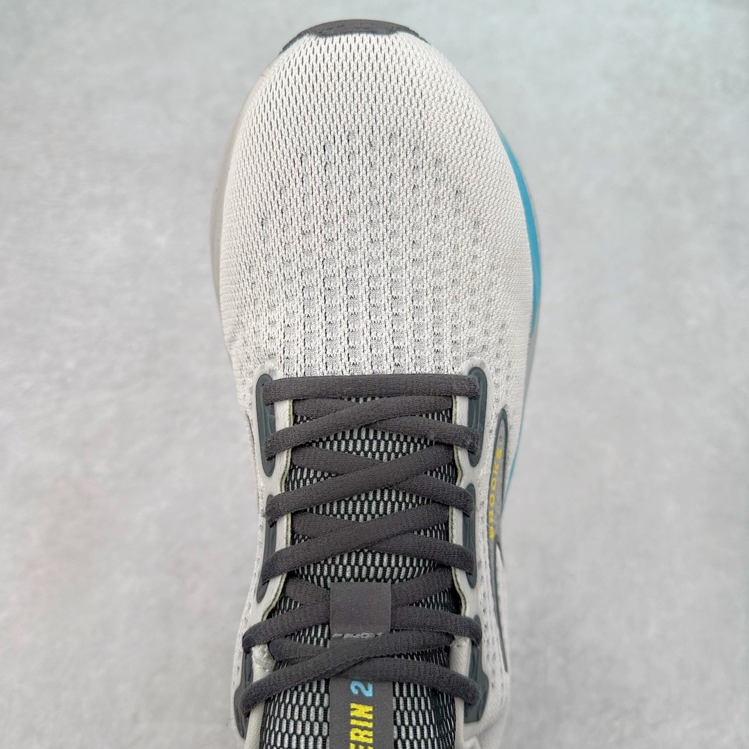 图片[4]-Brooks Hyperion Tempo 布鲁克斯竞速跑鞋 轻量训练缓震跑鞋马拉松运动鞋 Brooks 四大跑鞋之一 百年品牌 跑鞋从外形上基本就能判断这是一款速度跑鞋 简洁干练的外形结构和极强的运动流线型看着非常有速度感 上脚的第一感觉是非常轻 美码9码的鞋单只206g不到 从个人偏好来说 200g左右的竞速鞋最具安全感 鞋面采用单层网布 很薄 前掌使用了大量开放式网眼 排气直接快速 透气性上乘 鞋舌也是轻量化设计 仅为一层麂皮 和脚背完美贴合 鞋舌中央有个防偏穿孔 从实际穿着来看 通常鞋舌都是外偏 如果是防偏穿孔位于中心 防偏效果其实并不十分有效 如果采用趋外侧的偏心设计更有效 鞋帮泡棉填充量不大 但非常紧凑 贴合舒适 包裹稳固 内置硬质TPU保证必要的稳定性 跑鞋中底采用的是DNA FLASH科技材料 DNA FLASH中底科技 是Brooks第一款将氮气注入中底的创新科技 主要原理是借助“超临界流体”发泡技术 将液态氮稳定的转化为气态氮 并使其均匀地形成无数紧密贴合的密闭式气囊结构 尺码：40 40.5 41 42 42.5 43 44 44.5 45 46-选品中心