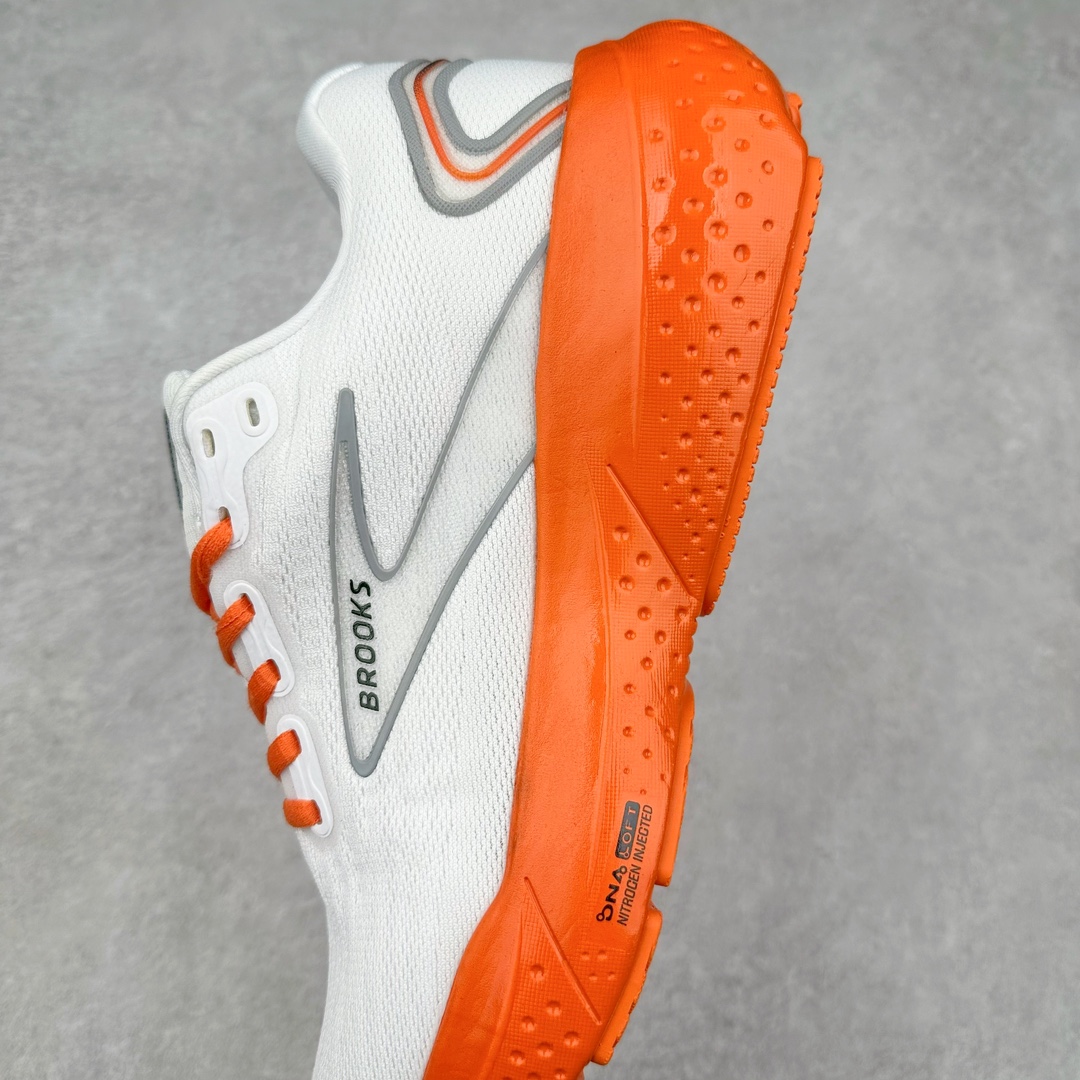 图片[7]-Brooks Hyperion Tempo 布鲁克斯竞速跑鞋 轻量训练缓震跑鞋马拉松运动鞋 Brooks 四大跑鞋之一 百年品牌 跑鞋从外形上基本就能判断这是一款速度跑鞋 简洁干练的外形结构和极强的运动流线型看着非常有速度感 上脚的第一感觉是非常轻 美码9码的鞋单只206g不到 从个人偏好来说 200g左右的竞速鞋最具安全感 鞋面采用单层网布 很薄 前掌使用了大量开放式网眼 排气直接快速 透气性上乘 鞋舌也是轻量化设计 仅为一层麂皮 和脚背完美贴合 鞋舌中央有个防偏穿孔 从实际穿着来看 通常鞋舌都是外偏 如果是防偏穿孔位于中心 防偏效果其实并不十分有效 如果采用趋外侧的偏心设计更有效 鞋帮泡棉填充量不大 但非常紧凑 贴合舒适 包裹稳固 内置硬质TPU保证必要的稳定性 跑鞋中底采用的是DNA FLASH科技材料 DNA FLASH中底科技 是Brooks第一款将氮气注入中底的创新科技 主要原理是借助“超临界流体”发泡技术 将液态氮稳定的转化为气态氮 并使其均匀地形成无数紧密贴合的密闭式气囊结构 尺码：40 40.5 41 42 42.5 43 44 44.5 45 46-选品中心