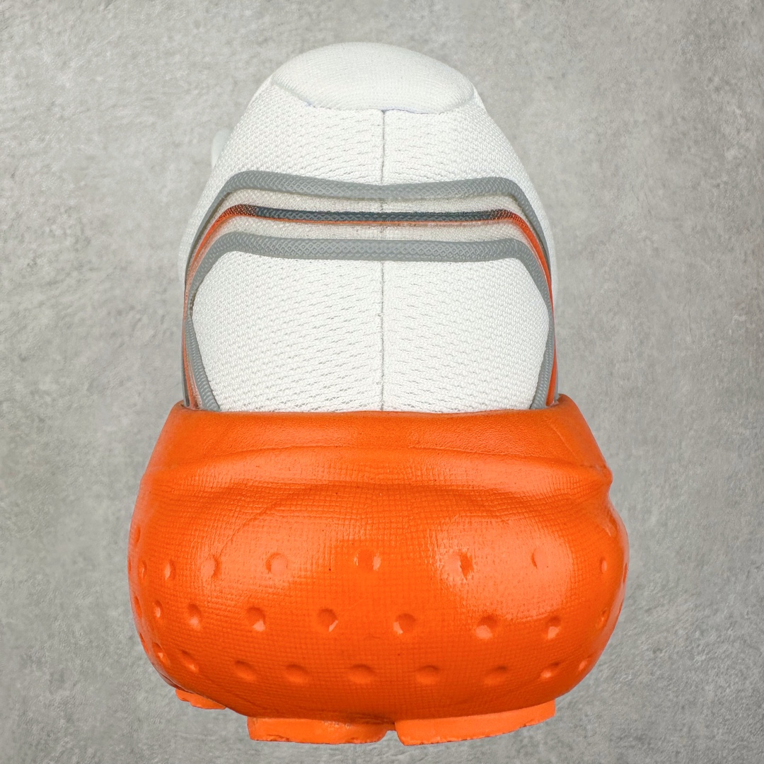 图片[8]-Brooks Hyperion Tempo 布鲁克斯竞速跑鞋 轻量训练缓震跑鞋马拉松运动鞋 Brooks 四大跑鞋之一 百年品牌 跑鞋从外形上基本就能判断这是一款速度跑鞋 简洁干练的外形结构和极强的运动流线型看着非常有速度感 上脚的第一感觉是非常轻 美码9码的鞋单只206g不到 从个人偏好来说 200g左右的竞速鞋最具安全感 鞋面采用单层网布 很薄 前掌使用了大量开放式网眼 排气直接快速 透气性上乘 鞋舌也是轻量化设计 仅为一层麂皮 和脚背完美贴合 鞋舌中央有个防偏穿孔 从实际穿着来看 通常鞋舌都是外偏 如果是防偏穿孔位于中心 防偏效果其实并不十分有效 如果采用趋外侧的偏心设计更有效 鞋帮泡棉填充量不大 但非常紧凑 贴合舒适 包裹稳固 内置硬质TPU保证必要的稳定性 跑鞋中底采用的是DNA FLASH科技材料 DNA FLASH中底科技 是Brooks第一款将氮气注入中底的创新科技 主要原理是借助“超临界流体”发泡技术 将液态氮稳定的转化为气态氮 并使其均匀地形成无数紧密贴合的密闭式气囊结构 尺码：40 40.5 41 42 42.5 43 44 44.5 45 46-选品中心