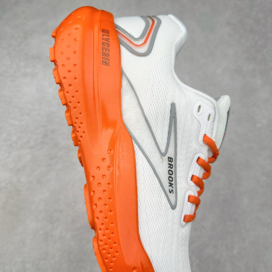 图片[6]-Brooks Hyperion Tempo 布鲁克斯竞速跑鞋 轻量训练缓震跑鞋马拉松运动鞋 Brooks 四大跑鞋之一 百年品牌 跑鞋从外形上基本就能判断这是一款速度跑鞋 简洁干练的外形结构和极强的运动流线型看着非常有速度感 上脚的第一感觉是非常轻 美码9码的鞋单只206g不到 从个人偏好来说 200g左右的竞速鞋最具安全感 鞋面采用单层网布 很薄 前掌使用了大量开放式网眼 排气直接快速 透气性上乘 鞋舌也是轻量化设计 仅为一层麂皮 和脚背完美贴合 鞋舌中央有个防偏穿孔 从实际穿着来看 通常鞋舌都是外偏 如果是防偏穿孔位于中心 防偏效果其实并不十分有效 如果采用趋外侧的偏心设计更有效 鞋帮泡棉填充量不大 但非常紧凑 贴合舒适 包裹稳固 内置硬质TPU保证必要的稳定性 跑鞋中底采用的是DNA FLASH科技材料 DNA FLASH中底科技 是Brooks第一款将氮气注入中底的创新科技 主要原理是借助“超临界流体”发泡技术 将液态氮稳定的转化为气态氮 并使其均匀地形成无数紧密贴合的密闭式气囊结构 尺码：40 40.5 41 42 42.5 43 44 44.5 45 46-选品中心