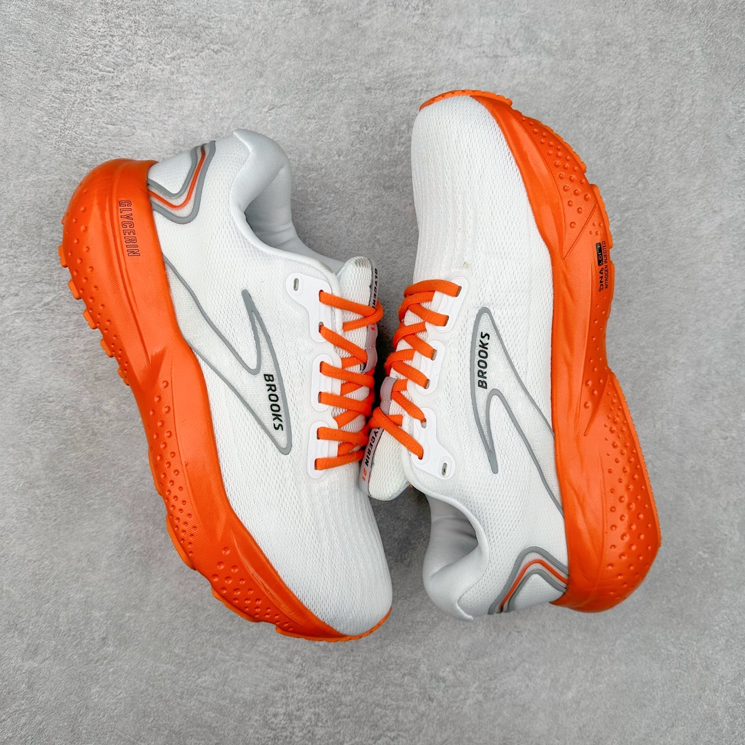 图片[3]-Brooks Hyperion Tempo 布鲁克斯竞速跑鞋 轻量训练缓震跑鞋马拉松运动鞋 Brooks 四大跑鞋之一 百年品牌 跑鞋从外形上基本就能判断这是一款速度跑鞋 简洁干练的外形结构和极强的运动流线型看着非常有速度感 上脚的第一感觉是非常轻 美码9码的鞋单只206g不到 从个人偏好来说 200g左右的竞速鞋最具安全感 鞋面采用单层网布 很薄 前掌使用了大量开放式网眼 排气直接快速 透气性上乘 鞋舌也是轻量化设计 仅为一层麂皮 和脚背完美贴合 鞋舌中央有个防偏穿孔 从实际穿着来看 通常鞋舌都是外偏 如果是防偏穿孔位于中心 防偏效果其实并不十分有效 如果采用趋外侧的偏心设计更有效 鞋帮泡棉填充量不大 但非常紧凑 贴合舒适 包裹稳固 内置硬质TPU保证必要的稳定性 跑鞋中底采用的是DNA FLASH科技材料 DNA FLASH中底科技 是Brooks第一款将氮气注入中底的创新科技 主要原理是借助“超临界流体”发泡技术 将液态氮稳定的转化为气态氮 并使其均匀地形成无数紧密贴合的密闭式气囊结构 尺码：40 40.5 41 42 42.5 43 44 44.5 45 46-选品中心