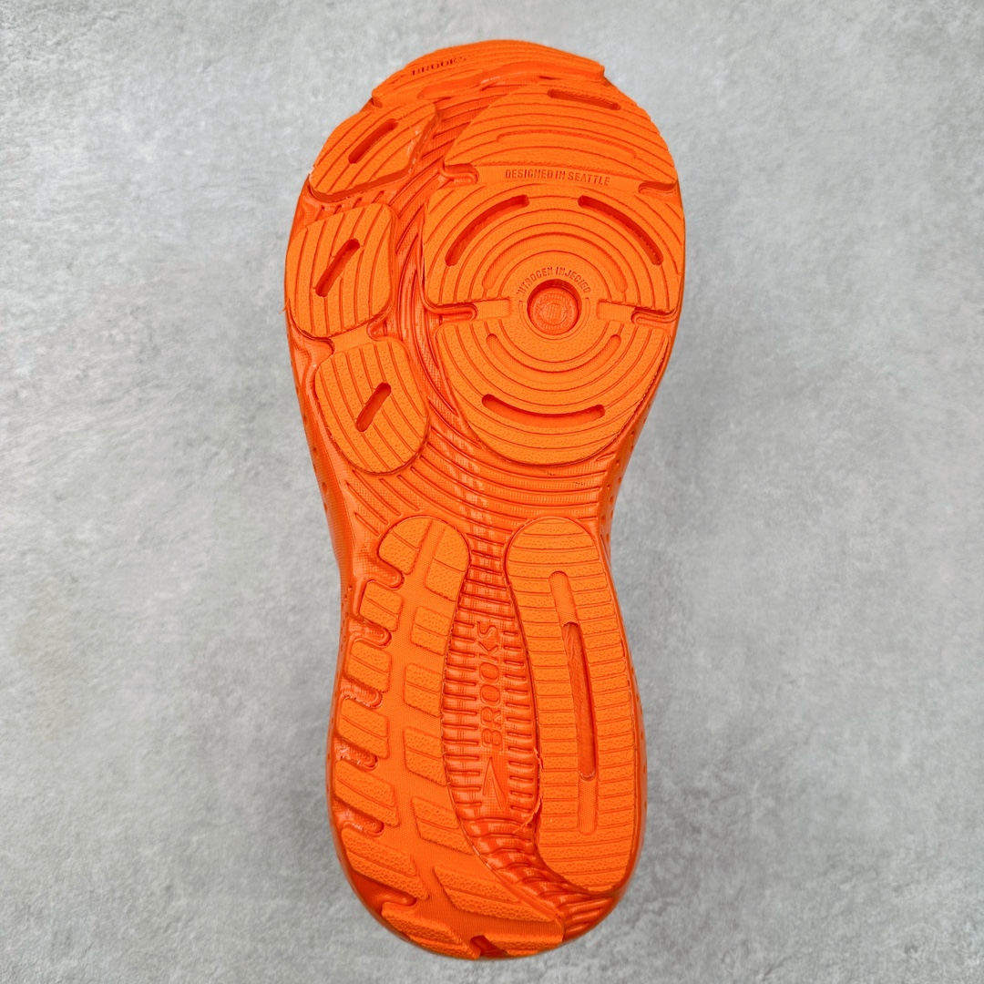 图片[9]-Brooks Hyperion Tempo 布鲁克斯竞速跑鞋 轻量训练缓震跑鞋马拉松运动鞋 Brooks 四大跑鞋之一 百年品牌 跑鞋从外形上基本就能判断这是一款速度跑鞋 简洁干练的外形结构和极强的运动流线型看着非常有速度感 上脚的第一感觉是非常轻 美码9码的鞋单只206g不到 从个人偏好来说 200g左右的竞速鞋最具安全感 鞋面采用单层网布 很薄 前掌使用了大量开放式网眼 排气直接快速 透气性上乘 鞋舌也是轻量化设计 仅为一层麂皮 和脚背完美贴合 鞋舌中央有个防偏穿孔 从实际穿着来看 通常鞋舌都是外偏 如果是防偏穿孔位于中心 防偏效果其实并不十分有效 如果采用趋外侧的偏心设计更有效 鞋帮泡棉填充量不大 但非常紧凑 贴合舒适 包裹稳固 内置硬质TPU保证必要的稳定性 跑鞋中底采用的是DNA FLASH科技材料 DNA FLASH中底科技 是Brooks第一款将氮气注入中底的创新科技 主要原理是借助“超临界流体”发泡技术 将液态氮稳定的转化为气态氮 并使其均匀地形成无数紧密贴合的密闭式气囊结构 尺码：40 40.5 41 42 42.5 43 44 44.5 45 46-选品中心