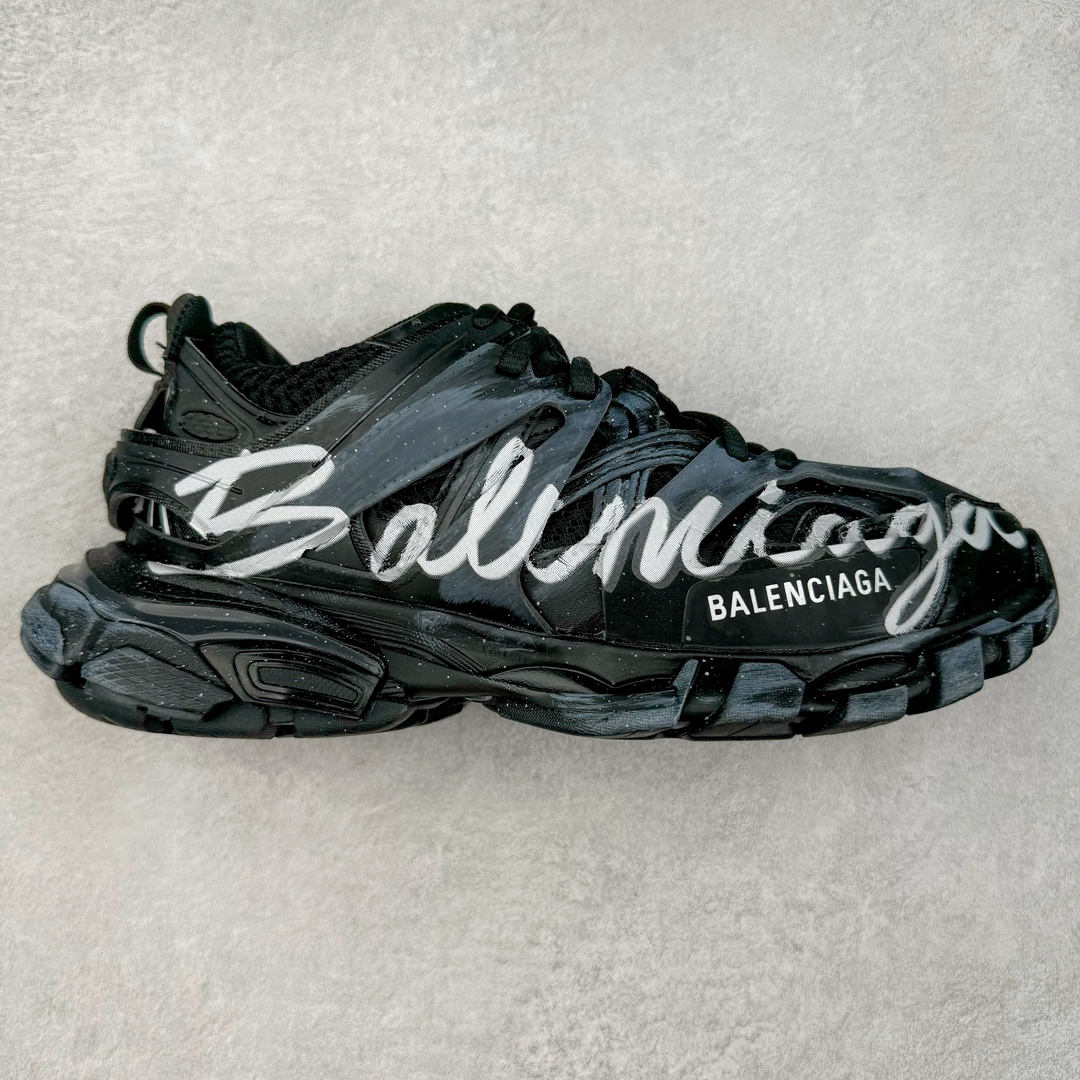 ＃纯原 BALENCIAGA Track Trainers 巴黎世家 3.0代复古野跑姥爹潮流百搭慢跑鞋 成份：47%涤纶 40%聚氨酯纤维 13%Nylon 采用尼龙和网眼布制成 100%不含皮革 尺码饰于足尖 鞋后跟压印Track字样 外底正面压印BB标识 外侧印有Balenciaga印花 鞋舌压印Balenciaga标识 双鞋带以常规方式打结 后帮及鞋舌配有拉环鞋提 动态鞋底设计 为双脚带来后续的助力 50毫米鞋弓 水洗做旧风格 中国制造 此商品提供Balenciaga防尘袋和包装盒 尺码：35/46-选品中心