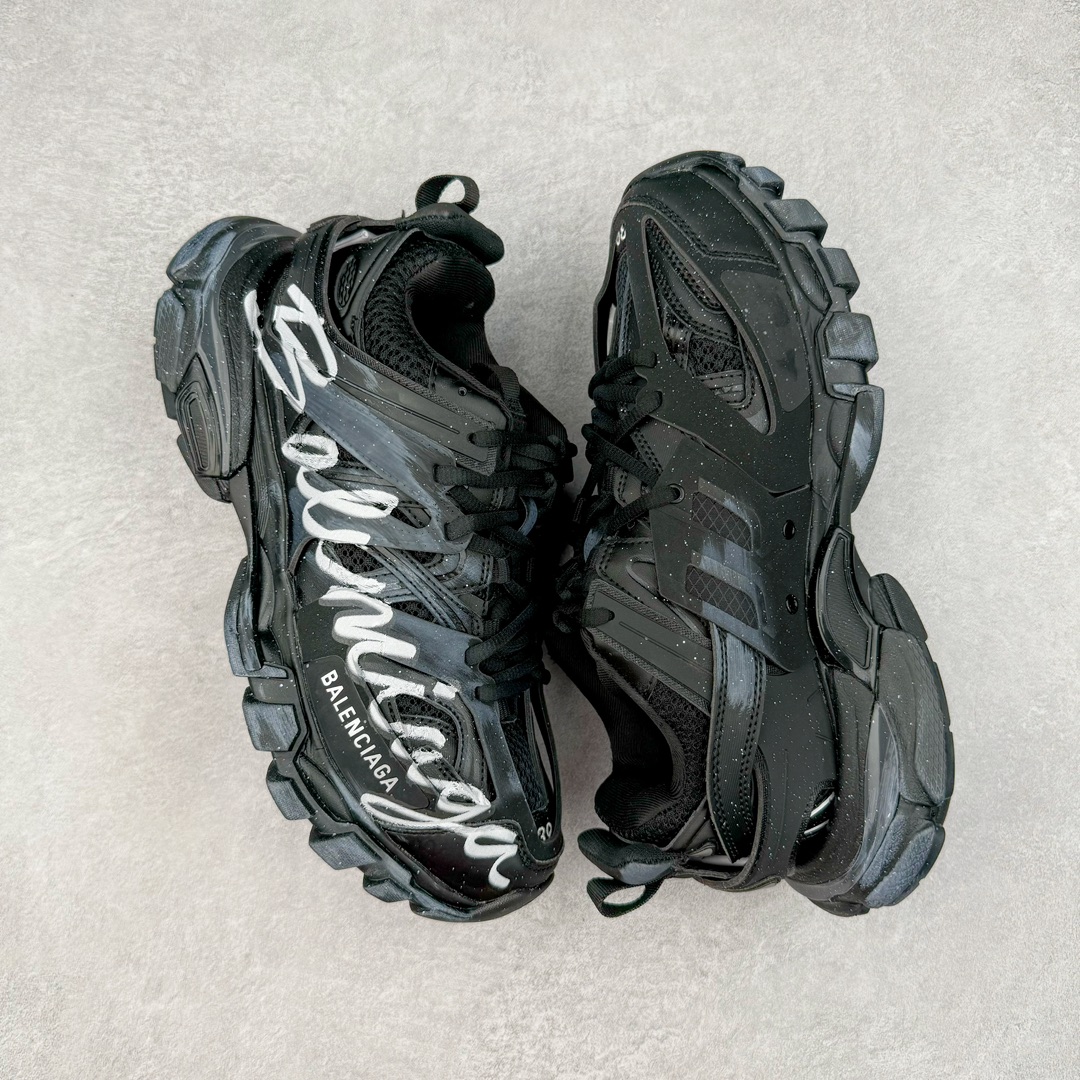 图片[3]-＃纯原 BALENCIAGA Track Trainers 巴黎世家 3.0代复古野跑姥爹潮流百搭慢跑鞋 成份：47%涤纶 40%聚氨酯纤维 13%Nylon 采用尼龙和网眼布制成 100%不含皮革 尺码饰于足尖 鞋后跟压印Track字样 外底正面压印BB标识 外侧印有Balenciaga印花 鞋舌压印Balenciaga标识 双鞋带以常规方式打结 后帮及鞋舌配有拉环鞋提 动态鞋底设计 为双脚带来后续的助力 50毫米鞋弓 水洗做旧风格 中国制造 此商品提供Balenciaga防尘袋和包装盒 尺码：35/46-选品中心