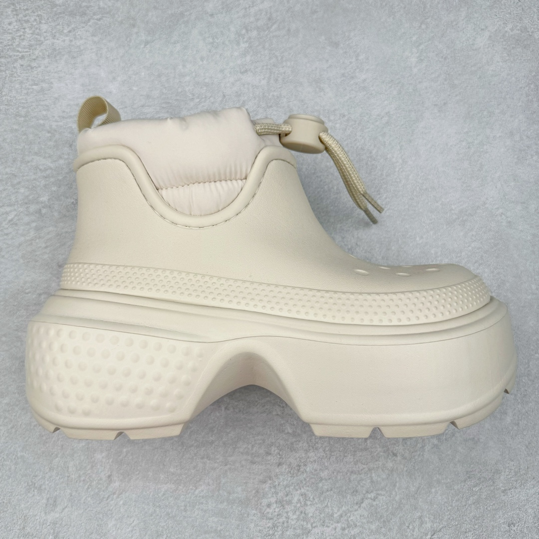 ＃DG莞产 Crocs Stomp 卡骆驰保暖雪屋蓬蓬暖靴短筒雪地靴 超强LiteRide科技缓震鞋垫加持 官方2023最新款 透明防水袋包装 注意配件需单独购买 超轻Croslite专利材料打造 鞋面更加耐用易清洗 该鞋款轻盈舒适 2002年 经典克骆格诞生 秉承外形简单 穿着舒适的初衷 不断为消费者带来舒适的穿着体验 穿出“趣”味 鞋面洞洞可搭彰显个性的智必星 一鞋两穿 可调节式后跟带增添鞋身的稳固性能 放前面变成愜意舒适的凉拖 放后面行走跑跳更加稳妥 Croslite ™材料 封闭式细胞树脂 能够在体温作用下自动变形以适应脚部形状 涉水性优秀的同时易于清洁 抓地力强 不易打滑 Crocs的核心理念：轻便 灵活 全方位的舒适感 同步官方尺码：M4（36-37） M5（37-38）M6（38-39）M7（39-40）M8（41-42）M9（42-43）M10（43-44）M11（45-46）-选品中心